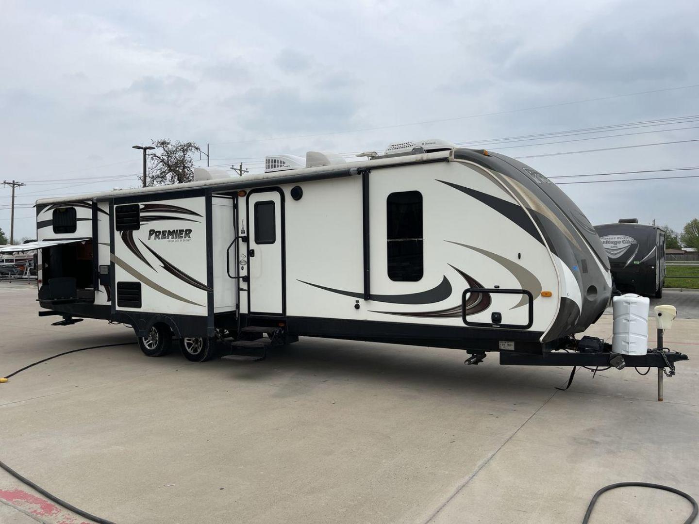 2014 KEYSTONE BULLET 34BHPR (4YDT34B25ED) , located at 4319 N Main Street, Cleburne, TX, 76033, (817) 221-0660, 32.435829, -97.384178 - Photo#23