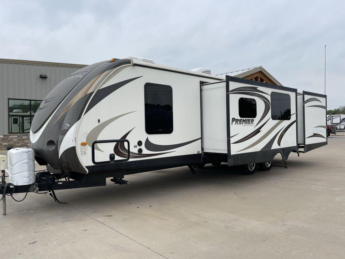 2014 KEYSTONE BULLET 34BHPR (4YDT34B25ED) , located at 4319 N Main Street, Cleburne, TX, 76033, (817) 221-0660, 32.435829, -97.384178 - Photo#24