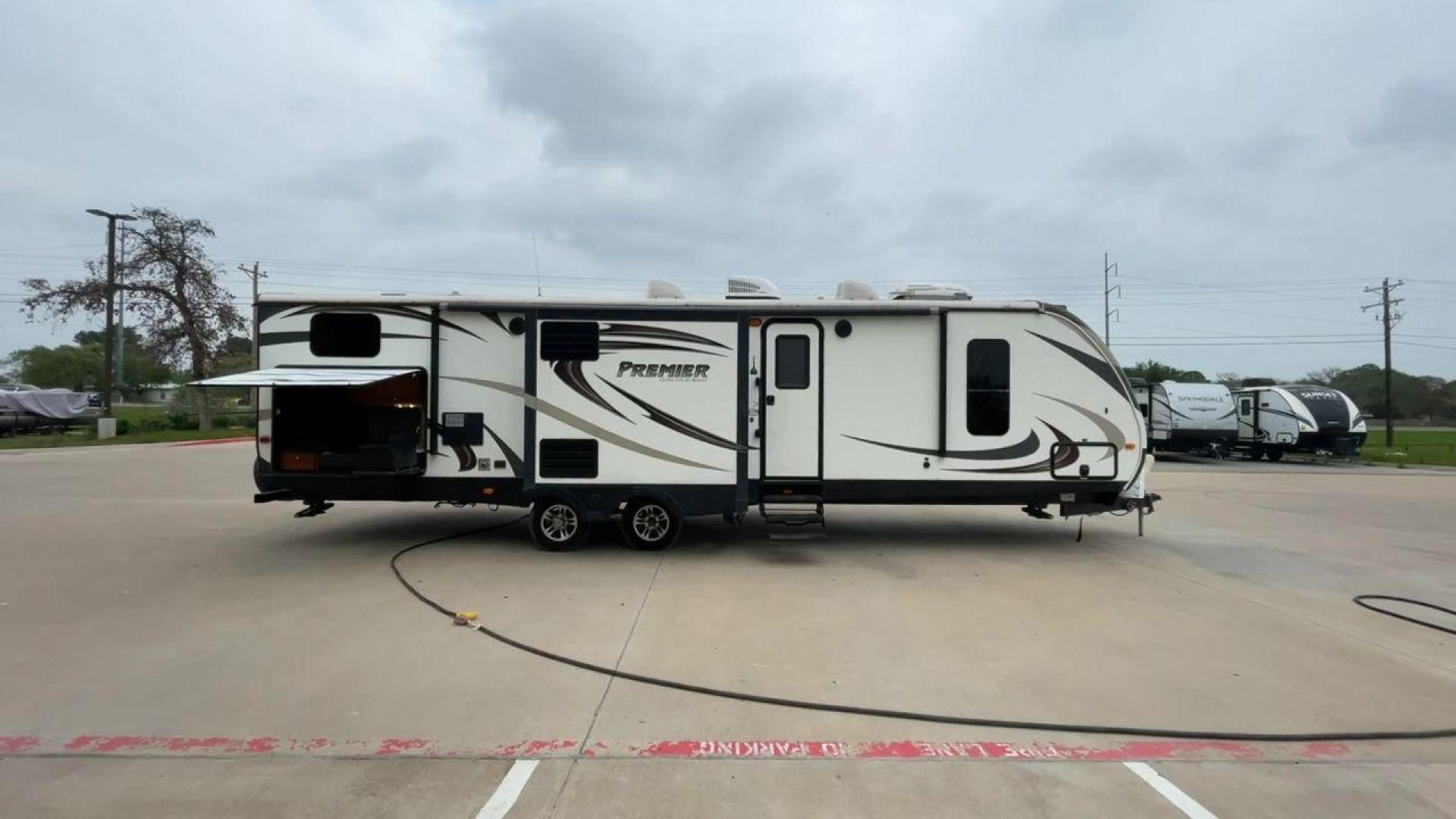 2014 KEYSTONE BULLET 34BHPR (4YDT34B25ED) , located at 4319 N Main Street, Cleburne, TX, 76033, (817) 221-0660, 32.435829, -97.384178 - Photo#2