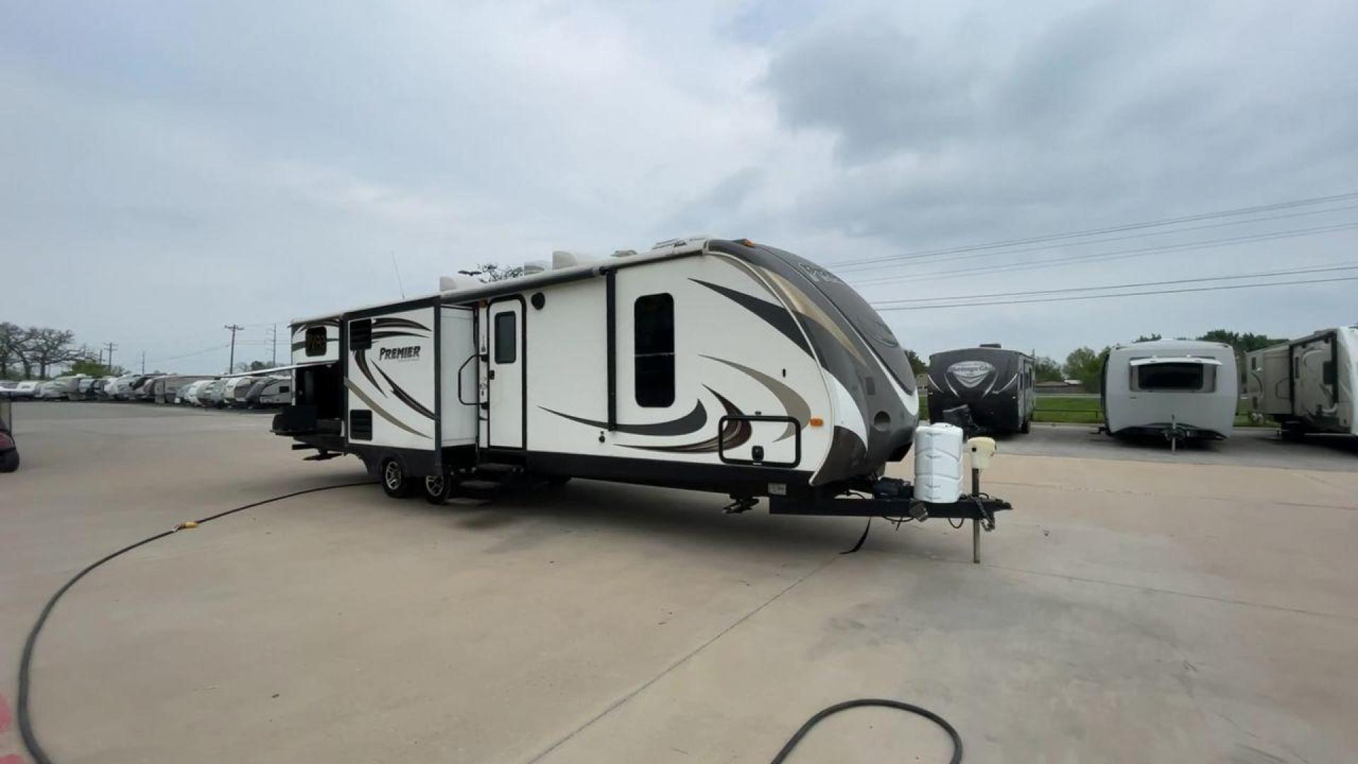 2014 KEYSTONE BULLET 34BHPR (4YDT34B25ED) , located at 4319 N Main Street, Cleburne, TX, 76033, (817) 221-0660, 32.435829, -97.384178 - Photo#3