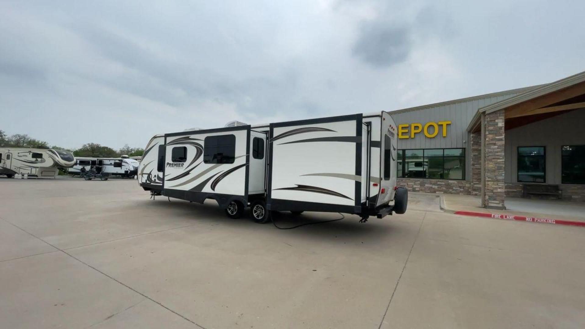 2014 KEYSTONE BULLET 34BHPR (4YDT34B25ED) , located at 4319 N Main Street, Cleburne, TX, 76033, (817) 221-0660, 32.435829, -97.384178 - Photo#7