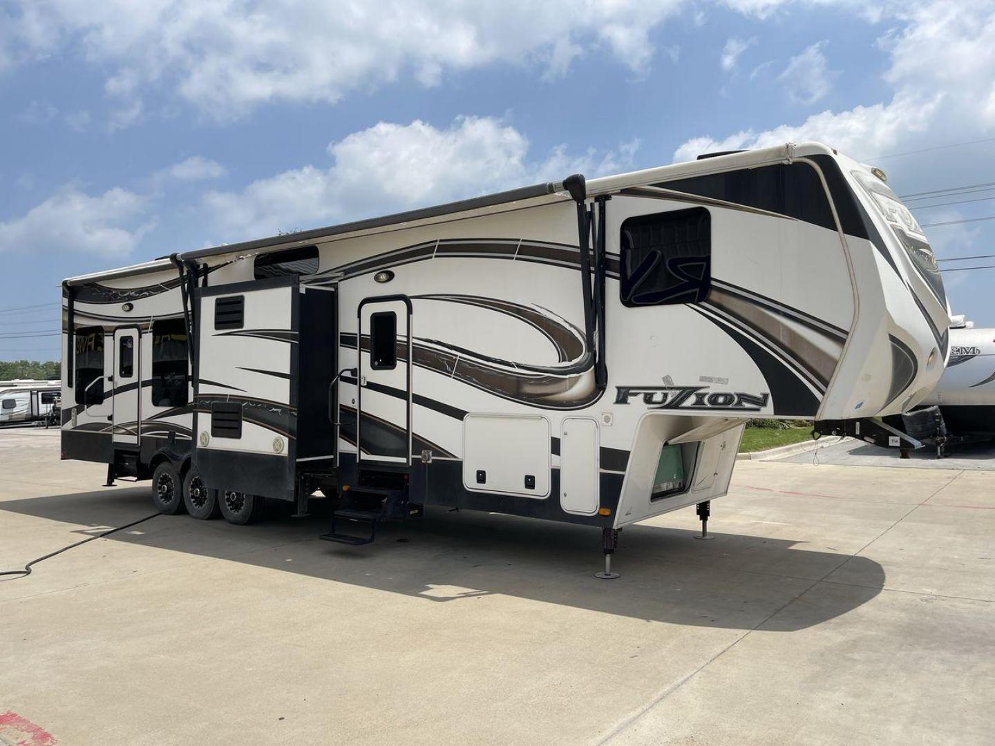 2014 WHITE KEYSTONE FUZION M-399 (4YDF39939EF) , Length: 41 ft. | Dry Weight: 14,100 lbs. | Gross Weight: 18,000 lbs. | Slides: 3 transmission, located at 4319 N Main Street, Cleburne, TX, 76033, (817) 221-0660, 32.435829, -97.384178 - The 2014 Keystone Fuzion M-399 offers exceptional value for its price. With its white exterior color, this RV stands out on the road and is sure to turn heads wherever you go. Measuring 41 ft. in length, this toy hauler provides ample space for you and your loved ones to relax and enjoy your travels - Photo#24