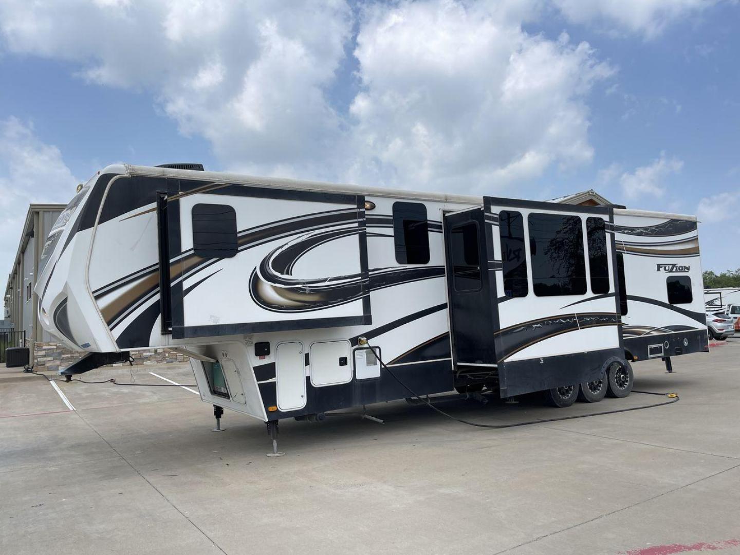 2014 WHITE KEYSTONE FUZION M-399 (4YDF39939EF) , Length: 41 ft. | Dry Weight: 14,100 lbs. | Gross Weight: 18,000 lbs. | Slides: 3 transmission, located at 4319 N Main Street, Cleburne, TX, 76033, (817) 221-0660, 32.435829, -97.384178 - The 2014 Keystone Fuzion M-399 offers exceptional value for its price. With its white exterior color, this RV stands out on the road and is sure to turn heads wherever you go. Measuring 41 ft. in length, this toy hauler provides ample space for you and your loved ones to relax and enjoy your travels - Photo#25