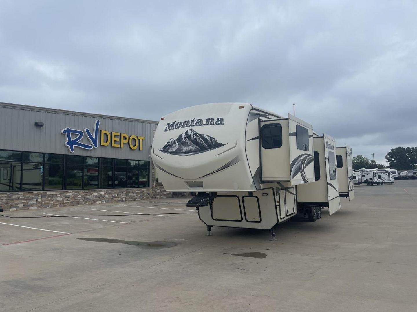 2014 WHITE KEYSTONE MONTANA 3750FL (4YDF37522E4) , located at 4319 N Main Street, Cleburne, TX, 76033, (817) 221-0660, 32.435829, -97.384178 - This 2014 Montana 3750FL fifth wheel measures just over 38' in length. It is a dual axle, aluminum wheel setup with a dry weight of 12,597 lbs and has a carrying capacity of 3,173 lbs. This fifth wheel has five slides. The rear of the fifth wheel holds the bedroom. It has a queen sized bed with a - Photo#0