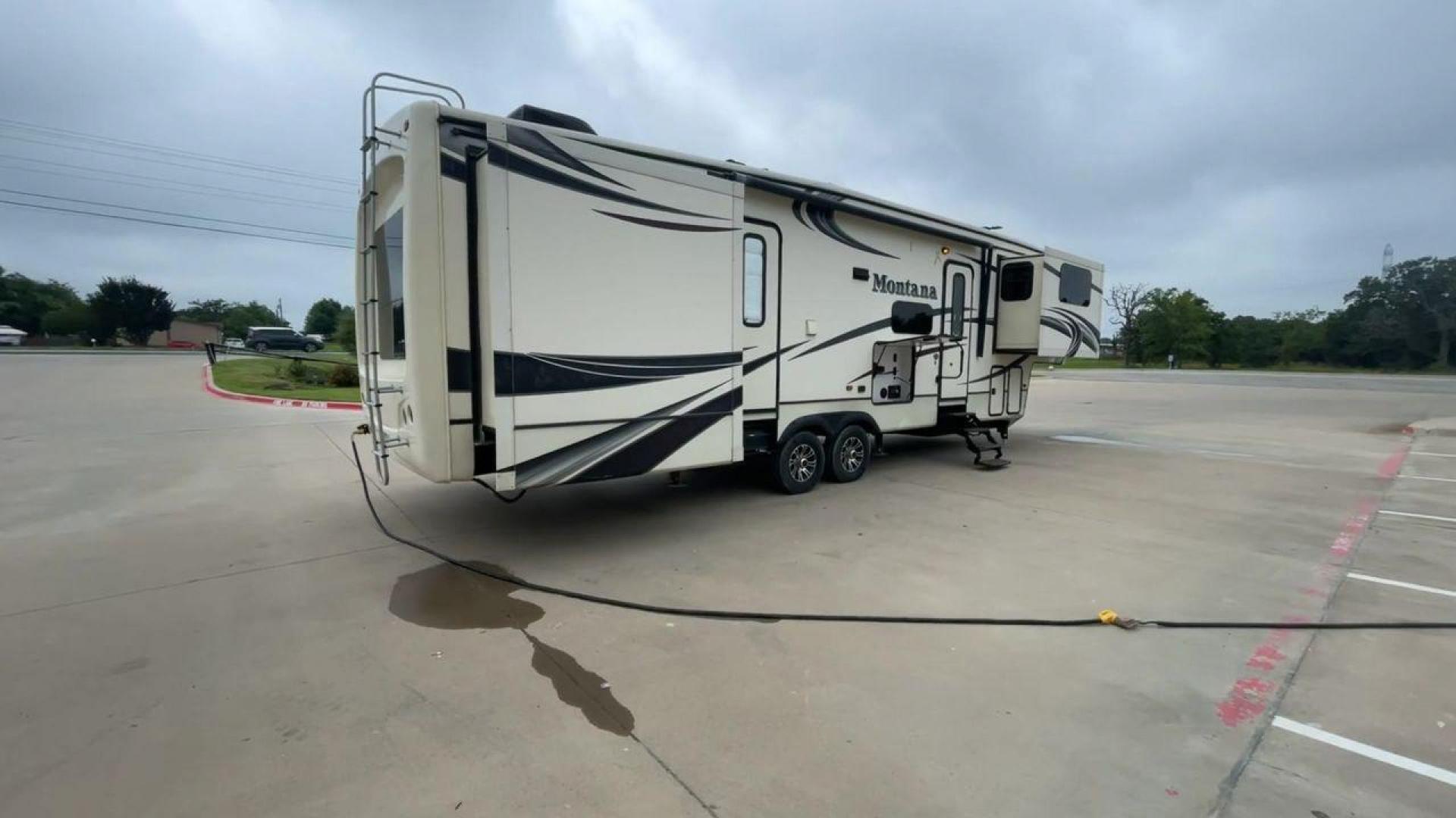 2014 WHITE KEYSTONE MONTANA 3750FL (4YDF37522E4) , located at 4319 N Main Street, Cleburne, TX, 76033, (817) 221-0660, 32.435829, -97.384178 - This 2014 Montana 3750FL fifth wheel measures just over 38' in length. It is a dual axle, aluminum wheel setup with a dry weight of 12,597 lbs and has a carrying capacity of 3,173 lbs. This fifth wheel has five slides. The rear of the fifth wheel holds the bedroom. It has a queen sized bed with a - Photo#1