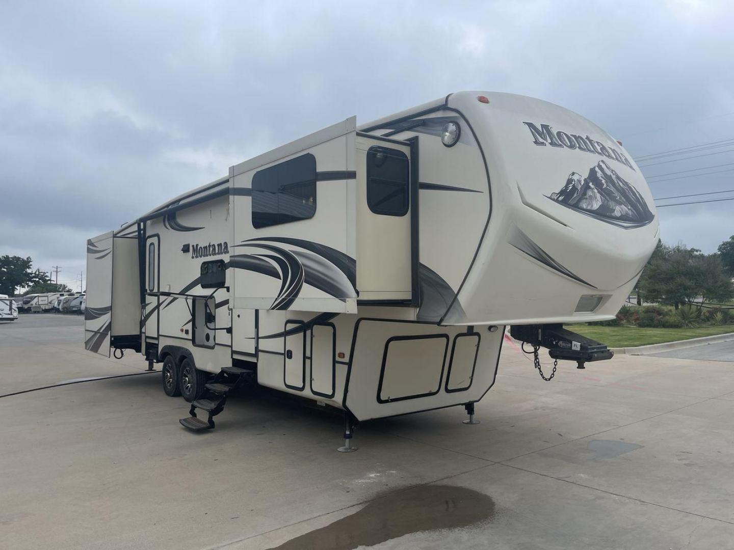 2014 WHITE KEYSTONE MONTANA 3750FL (4YDF37522E4) , located at 4319 N Main Street, Cleburne, TX, 76033, (817) 221-0660, 32.435829, -97.384178 - This 2014 Montana 3750FL fifth wheel measures just over 38' in length. It is a dual axle, aluminum wheel setup with a dry weight of 12,597 lbs and has a carrying capacity of 3,173 lbs. This fifth wheel has five slides. The rear of the fifth wheel holds the bedroom. It has a queen sized bed with a - Photo#23