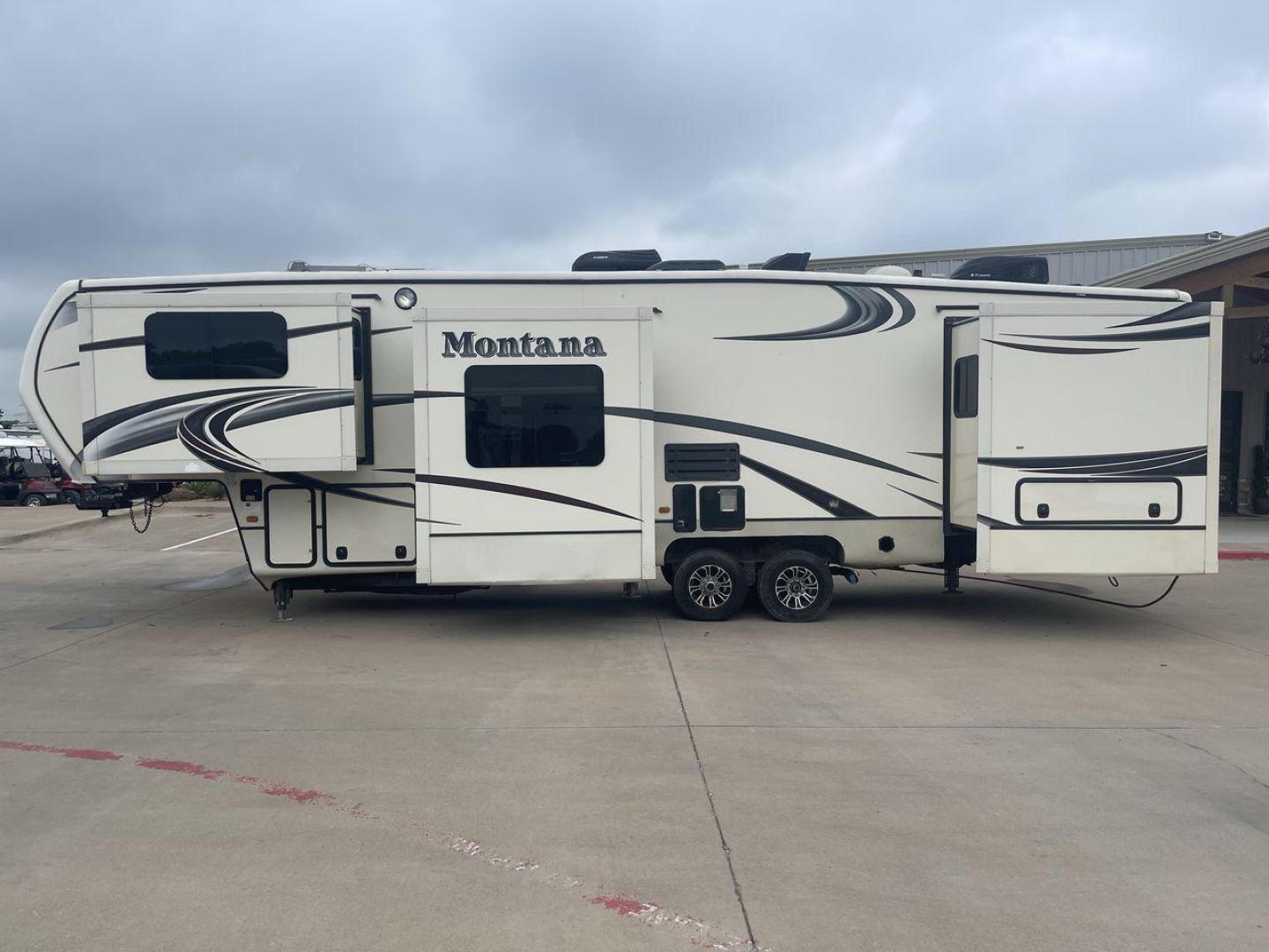 2014 WHITE KEYSTONE MONTANA 3750FL (4YDF37522E4) , located at 4319 N Main Street, Cleburne, TX, 76033, (817) 221-0660, 32.435829, -97.384178 - This 2014 Montana 3750FL fifth wheel measures just over 38' in length. It is a dual axle, aluminum wheel setup with a dry weight of 12,597 lbs and has a carrying capacity of 3,173 lbs. This fifth wheel has five slides. The rear of the fifth wheel holds the bedroom. It has a queen sized bed with a - Photo#24