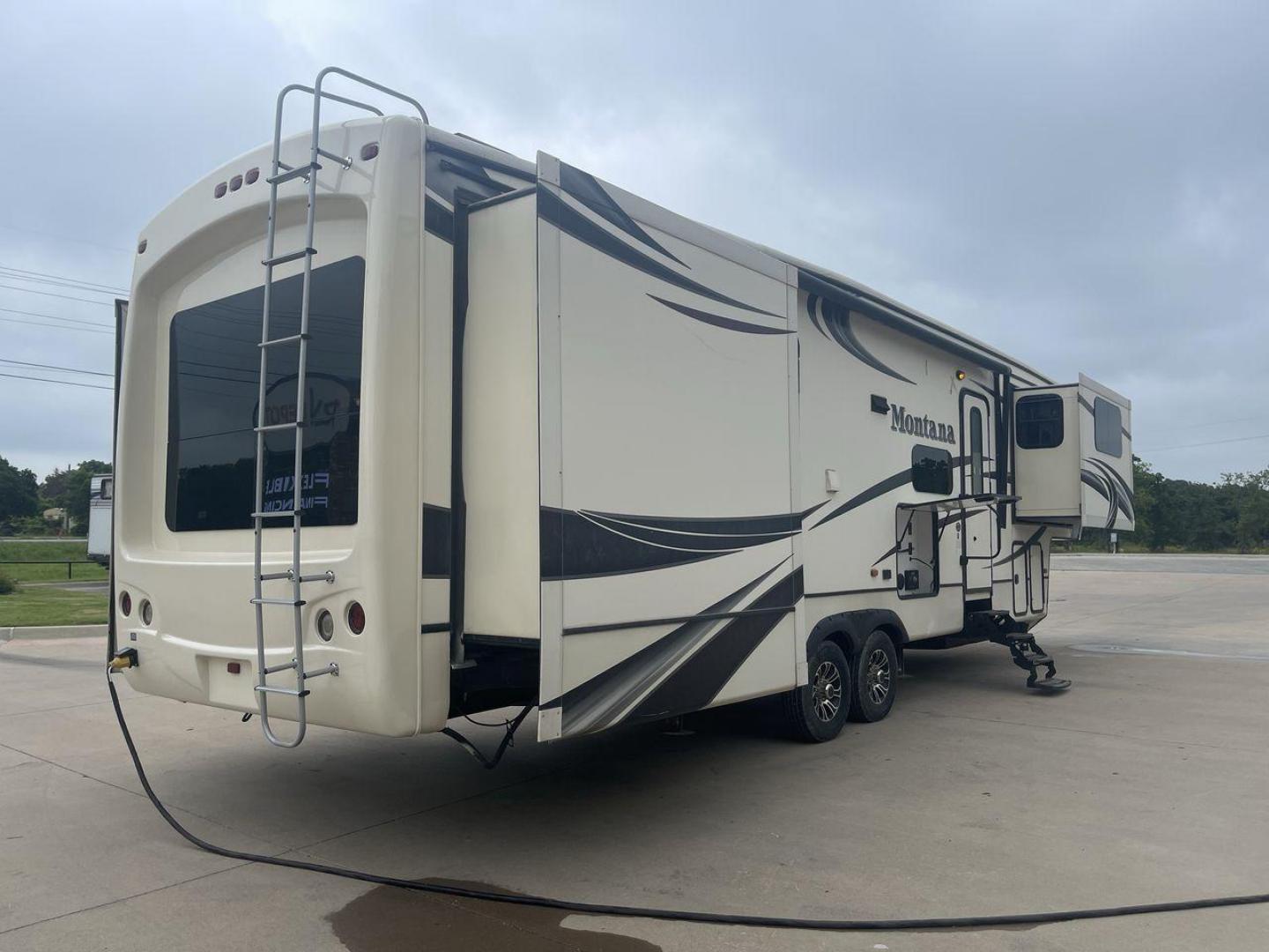 2014 WHITE KEYSTONE MONTANA 3750FL (4YDF37522E4) , located at 4319 N Main Street, Cleburne, TX, 76033, (817) 221-0660, 32.435829, -97.384178 - This 2014 Montana 3750FL fifth wheel measures just over 38' in length. It is a dual axle, aluminum wheel setup with a dry weight of 12,597 lbs and has a carrying capacity of 3,173 lbs. This fifth wheel has five slides. The rear of the fifth wheel holds the bedroom. It has a queen sized bed with a - Photo#25