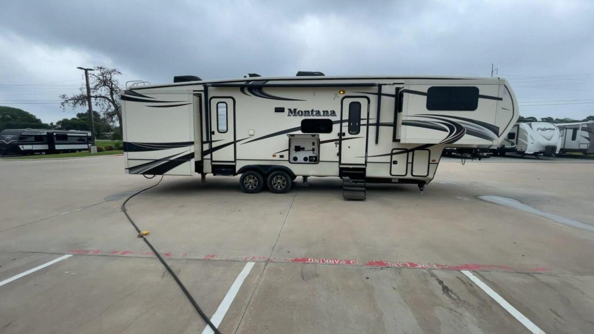 2014 WHITE KEYSTONE MONTANA 3750FL (4YDF37522E4) , located at 4319 N Main Street, Cleburne, TX, 76033, (817) 221-0660, 32.435829, -97.384178 - This 2014 Montana 3750FL fifth wheel measures just over 38' in length. It is a dual axle, aluminum wheel setup with a dry weight of 12,597 lbs and has a carrying capacity of 3,173 lbs. This fifth wheel has five slides. The rear of the fifth wheel holds the bedroom. It has a queen sized bed with a - Photo#2