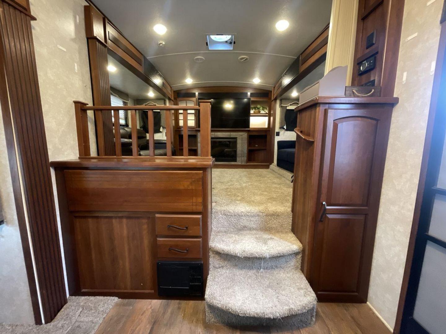 2014 WHITE KEYSTONE MONTANA 3750FL (4YDF37522E4) , located at 4319 N Main Street, Cleburne, TX, 76033, (817) 221-0660, 32.435829, -97.384178 - This 2014 Montana 3750FL fifth wheel measures just over 38' in length. It is a dual axle, aluminum wheel setup with a dry weight of 12,597 lbs and has a carrying capacity of 3,173 lbs. This fifth wheel has five slides. The rear of the fifth wheel holds the bedroom. It has a queen sized bed with a - Photo#29