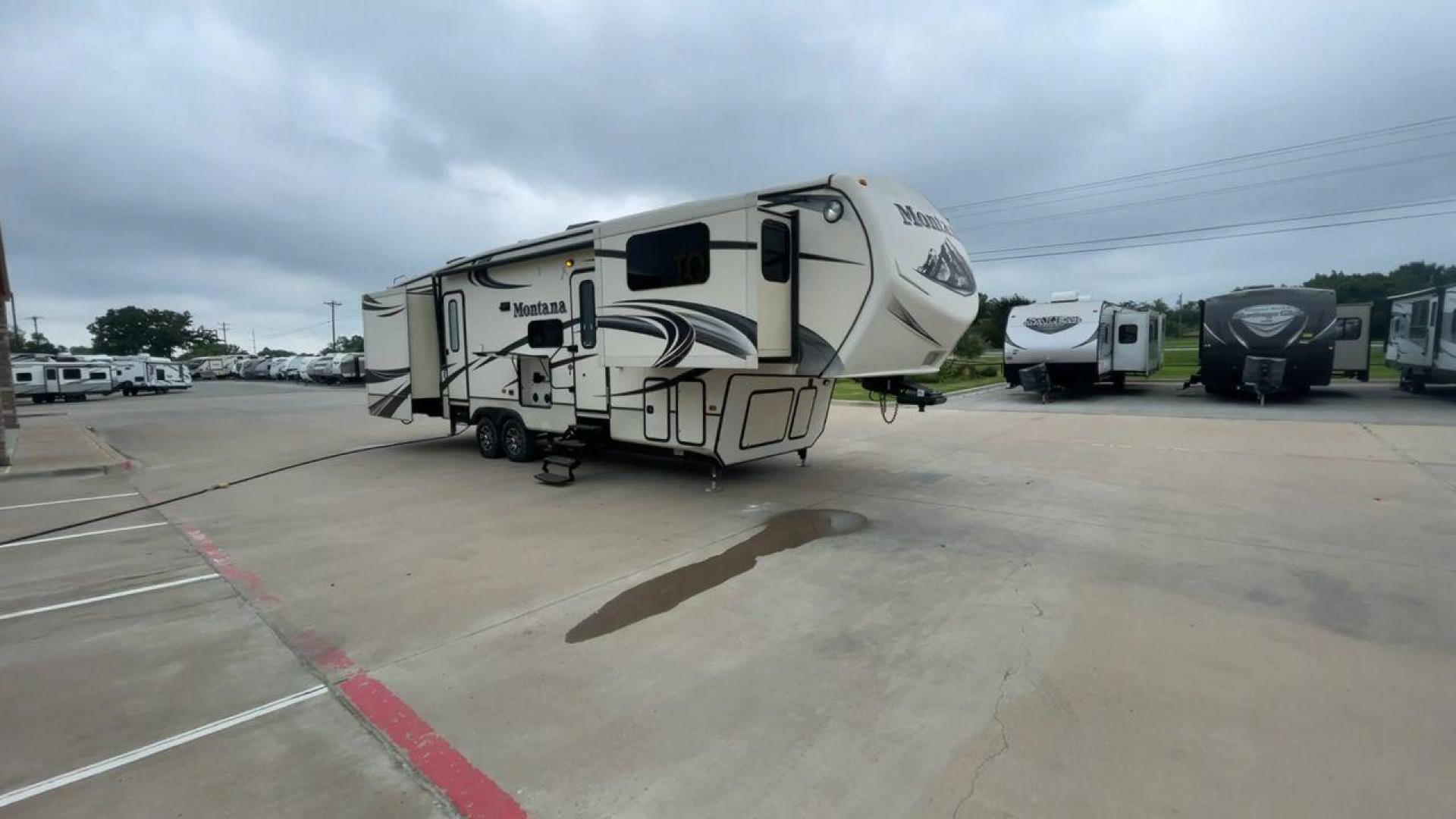 2014 WHITE KEYSTONE MONTANA 3750FL (4YDF37522E4) , located at 4319 N Main Street, Cleburne, TX, 76033, (817) 221-0660, 32.435829, -97.384178 - This 2014 Montana 3750FL fifth wheel measures just over 38' in length. It is a dual axle, aluminum wheel setup with a dry weight of 12,597 lbs and has a carrying capacity of 3,173 lbs. This fifth wheel has five slides. The rear of the fifth wheel holds the bedroom. It has a queen sized bed with a - Photo#3