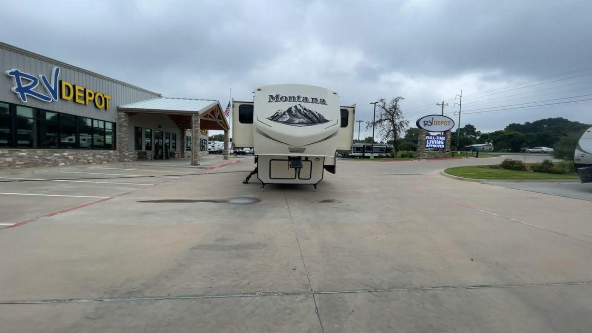 2014 WHITE KEYSTONE MONTANA 3750FL (4YDF37522E4) , located at 4319 N Main Street, Cleburne, TX, 76033, (817) 221-0660, 32.435829, -97.384178 - This 2014 Montana 3750FL fifth wheel measures just over 38' in length. It is a dual axle, aluminum wheel setup with a dry weight of 12,597 lbs and has a carrying capacity of 3,173 lbs. This fifth wheel has five slides. The rear of the fifth wheel holds the bedroom. It has a queen sized bed with a - Photo#4