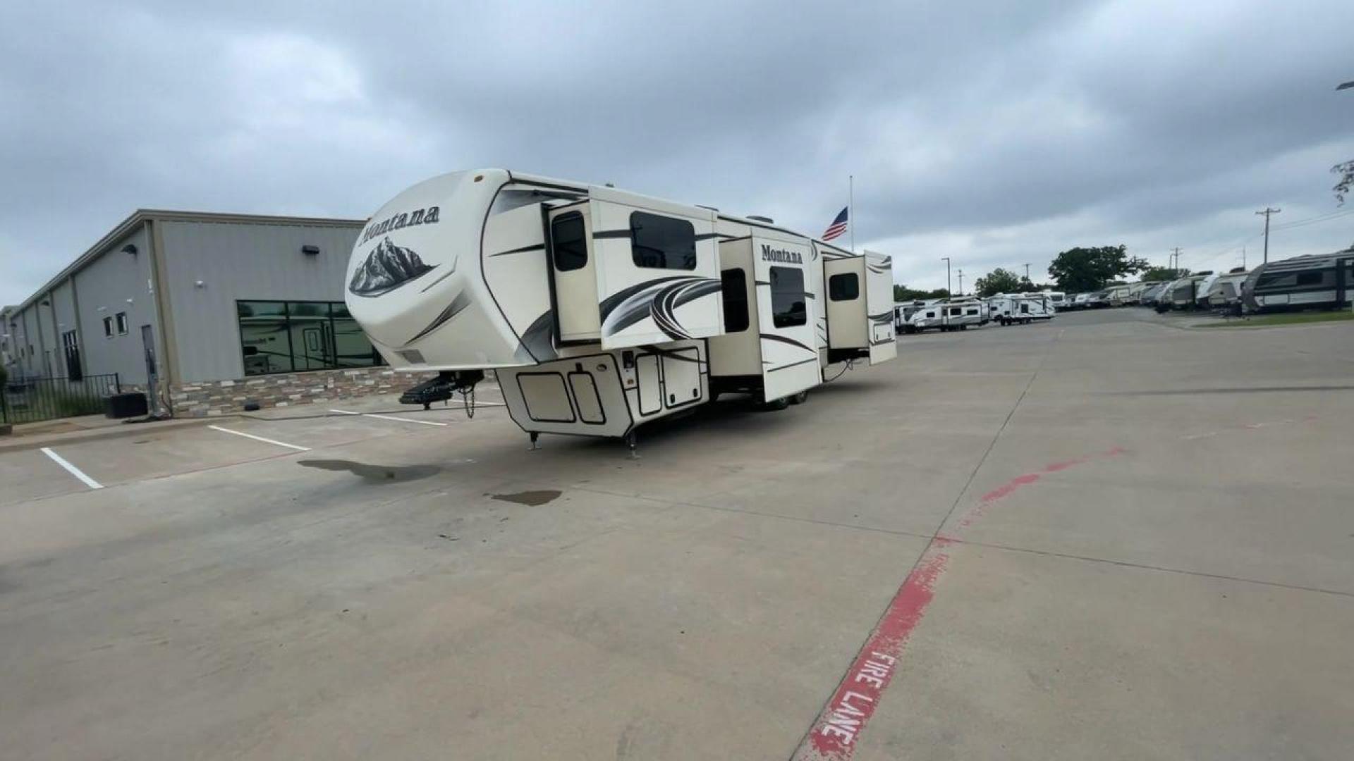 2014 WHITE KEYSTONE MONTANA 3750FL (4YDF37522E4) , located at 4319 N Main Street, Cleburne, TX, 76033, (817) 221-0660, 32.435829, -97.384178 - This 2014 Montana 3750FL fifth wheel measures just over 38' in length. It is a dual axle, aluminum wheel setup with a dry weight of 12,597 lbs and has a carrying capacity of 3,173 lbs. This fifth wheel has five slides. The rear of the fifth wheel holds the bedroom. It has a queen sized bed with a - Photo#5