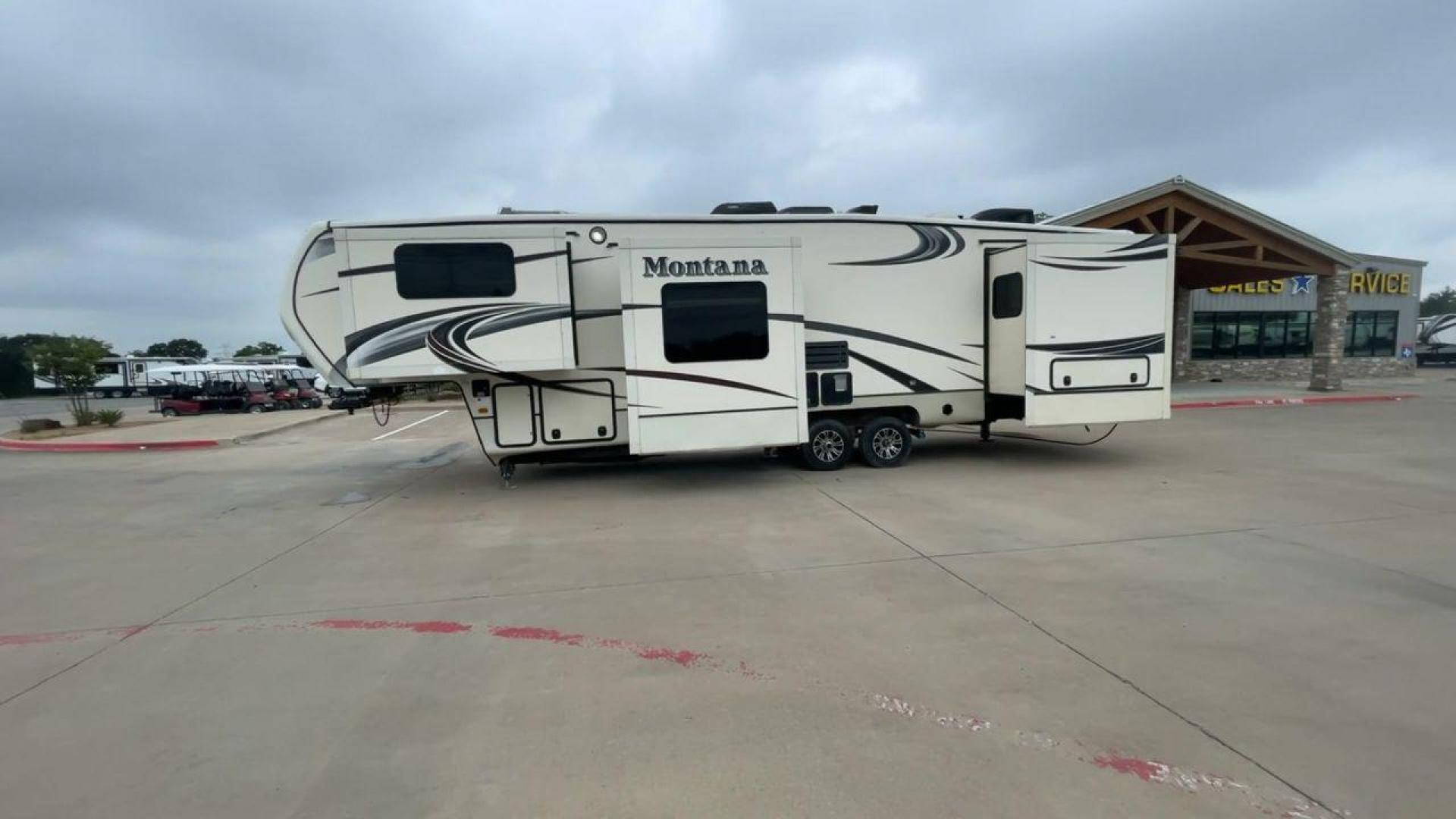 2014 WHITE KEYSTONE MONTANA 3750FL (4YDF37522E4) , located at 4319 N Main Street, Cleburne, TX, 76033, (817) 221-0660, 32.435829, -97.384178 - This 2014 Montana 3750FL fifth wheel measures just over 38' in length. It is a dual axle, aluminum wheel setup with a dry weight of 12,597 lbs and has a carrying capacity of 3,173 lbs. This fifth wheel has five slides. The rear of the fifth wheel holds the bedroom. It has a queen sized bed with a - Photo#6