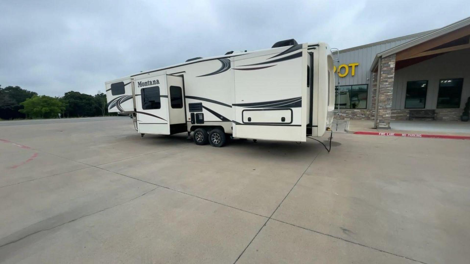 2014 WHITE KEYSTONE MONTANA 3750FL (4YDF37522E4) , located at 4319 N Main Street, Cleburne, TX, 76033, (817) 221-0660, 32.435829, -97.384178 - This 2014 Montana 3750FL fifth wheel measures just over 38' in length. It is a dual axle, aluminum wheel setup with a dry weight of 12,597 lbs and has a carrying capacity of 3,173 lbs. This fifth wheel has five slides. The rear of the fifth wheel holds the bedroom. It has a queen sized bed with a - Photo#7