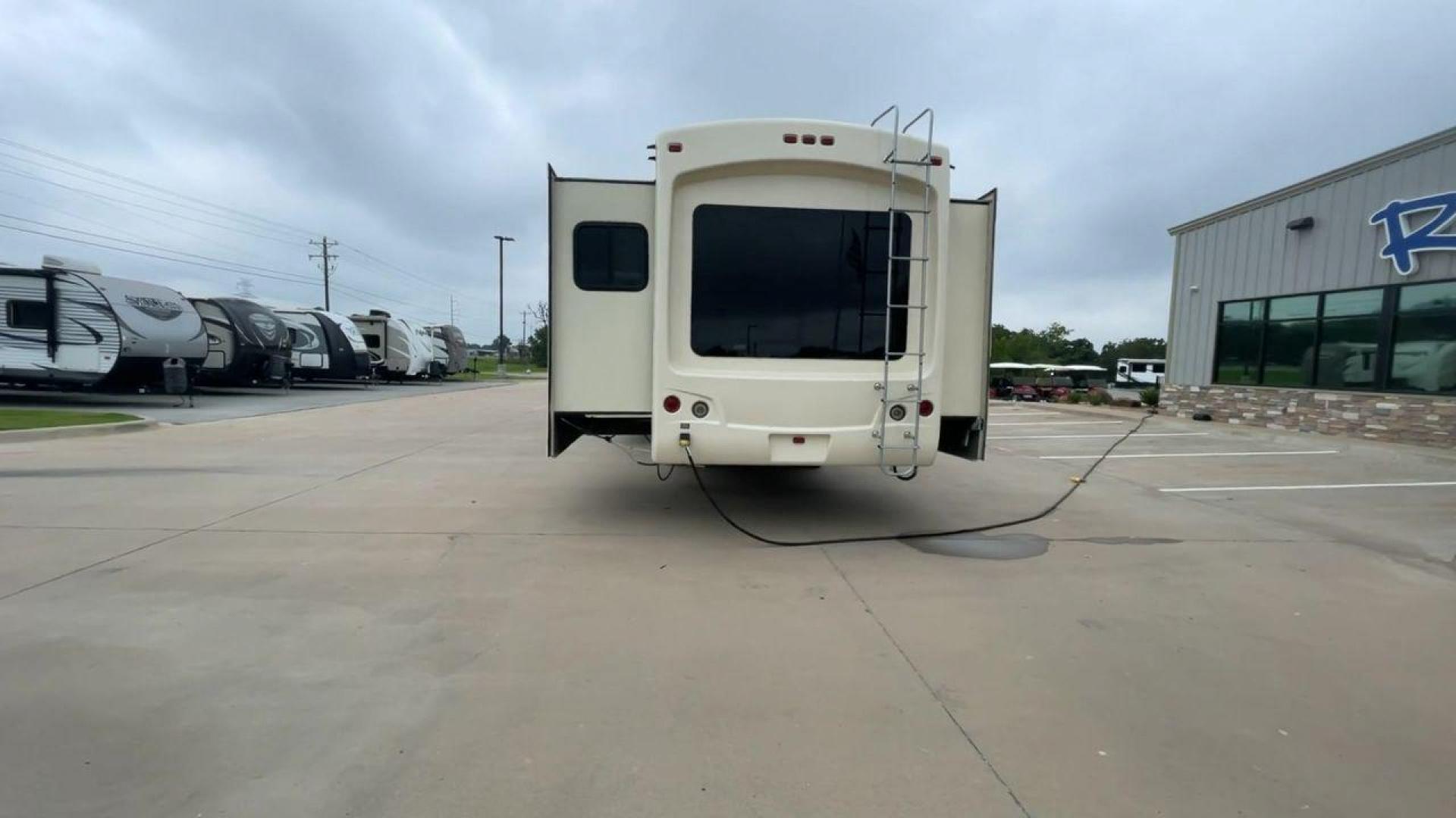 2014 WHITE KEYSTONE MONTANA 3750FL (4YDF37522E4) , located at 4319 N Main Street, Cleburne, TX, 76033, (817) 221-0660, 32.435829, -97.384178 - This 2014 Montana 3750FL fifth wheel measures just over 38' in length. It is a dual axle, aluminum wheel setup with a dry weight of 12,597 lbs and has a carrying capacity of 3,173 lbs. This fifth wheel has five slides. The rear of the fifth wheel holds the bedroom. It has a queen sized bed with a - Photo#8