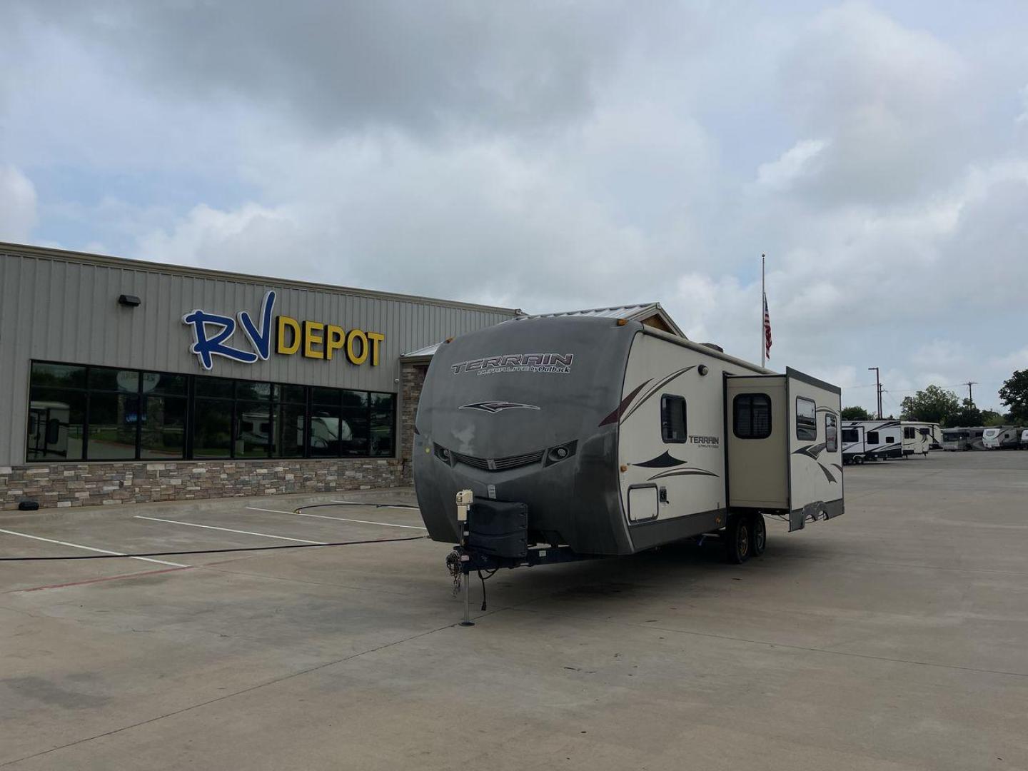 2014 TAN KEYSTONE OUTBACK TERRAIN 273T (4YDT27323EB) , Length: 30 ft. | Dry Weight: 5,758 lbs. | Gross Weight: 7,800 lbs. | Slides: 1 transmission, located at 4319 N Main Street, Cleburne, TX, 76033, (817) 221-0660, 32.435829, -97.384178 - With the 2014 Keystone Outback Terrain 273TRL travel trailer, set out on your next adventure. This well-thought-out RV offers the ideal balance of flair and utility, making it a home away from home for your journeys. The dimensions of this unit are 30 ft in length, 8 ft in width, and 10.92 ft in - Photo#0