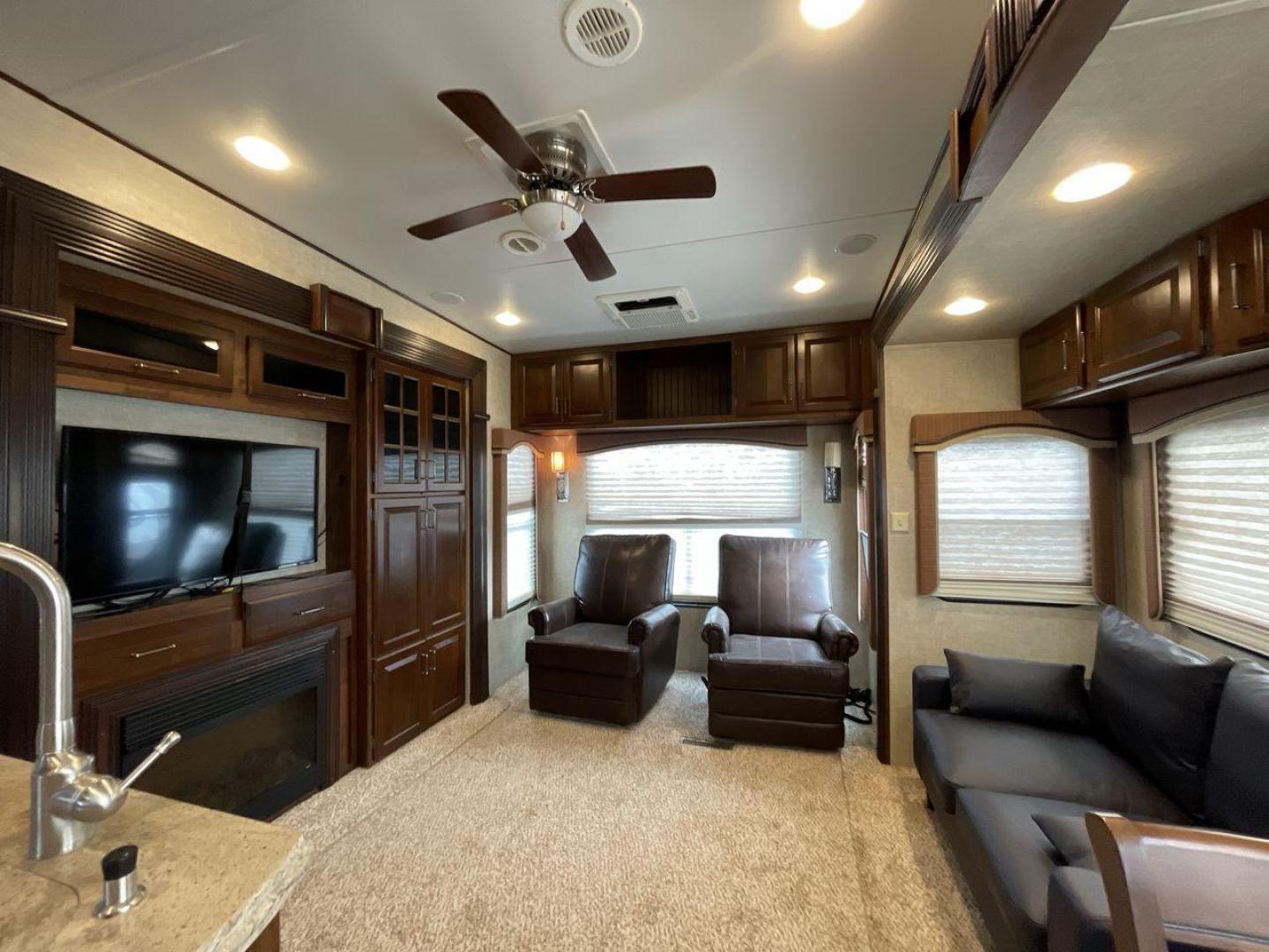 2014 KEYSTONE RV AVALANCHE 345TG (4YDF34521EE) , Length: 37.92 ft. | Dry Weight: 11,417 lbs. | Gross Weight: 14,140 lbs. | Slides: 3 transmission, located at 4319 N Main Street, Cleburne, TX, 76033, (817) 221-0660, 32.435829, -97.384178 - Set out on an adventure filled with luxury and comfort in the 2014 Keystone Avalanche 345TG, a fifth wheel crafted to elevate your RV experience. With its 37.92-foot size, this model seamlessly blends sophisticated design with functional features, making it an ideal sanctuary for your travels. Built - Photo#10