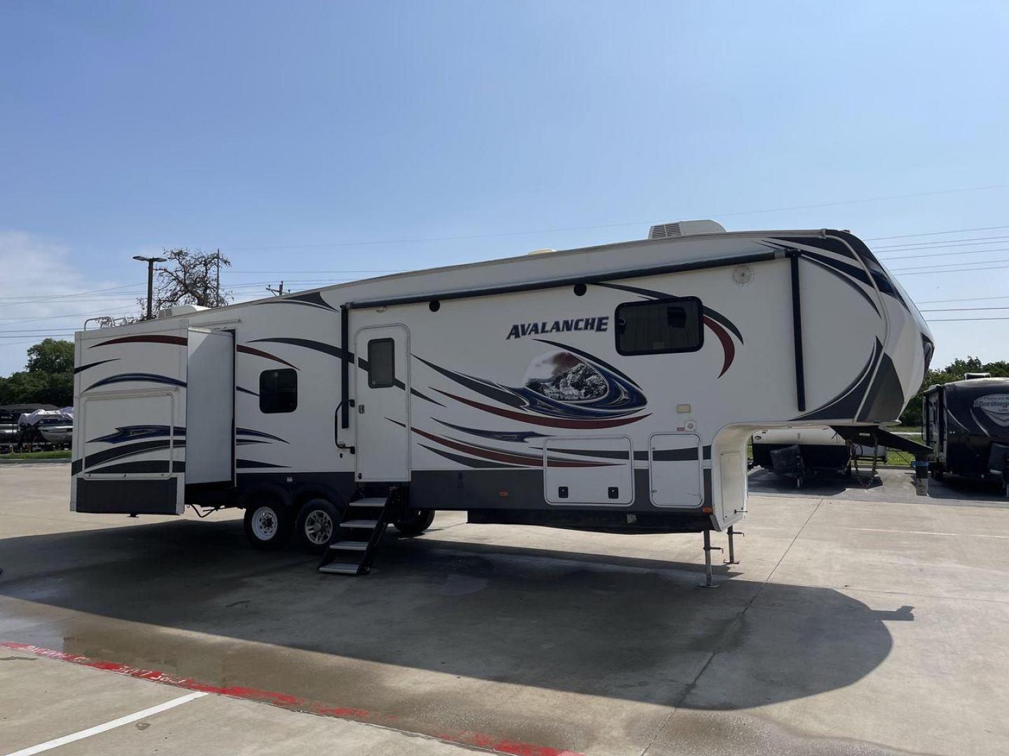 2014 KEYSTONE RV AVALANCHE 345TG (4YDF34521EE) , Length: 37.92 ft. | Dry Weight: 11,417 lbs. | Gross Weight: 14,140 lbs. | Slides: 3 transmission, located at 4319 N Main Street, Cleburne, TX, 76033, (817) 221-0660, 32.435829, -97.384178 - Set out on an adventure filled with luxury and comfort in the 2014 Keystone Avalanche 345TG, a fifth wheel crafted to elevate your RV experience. With its 37.92-foot size, this model seamlessly blends sophisticated design with functional features, making it an ideal sanctuary for your travels. Built - Photo#23