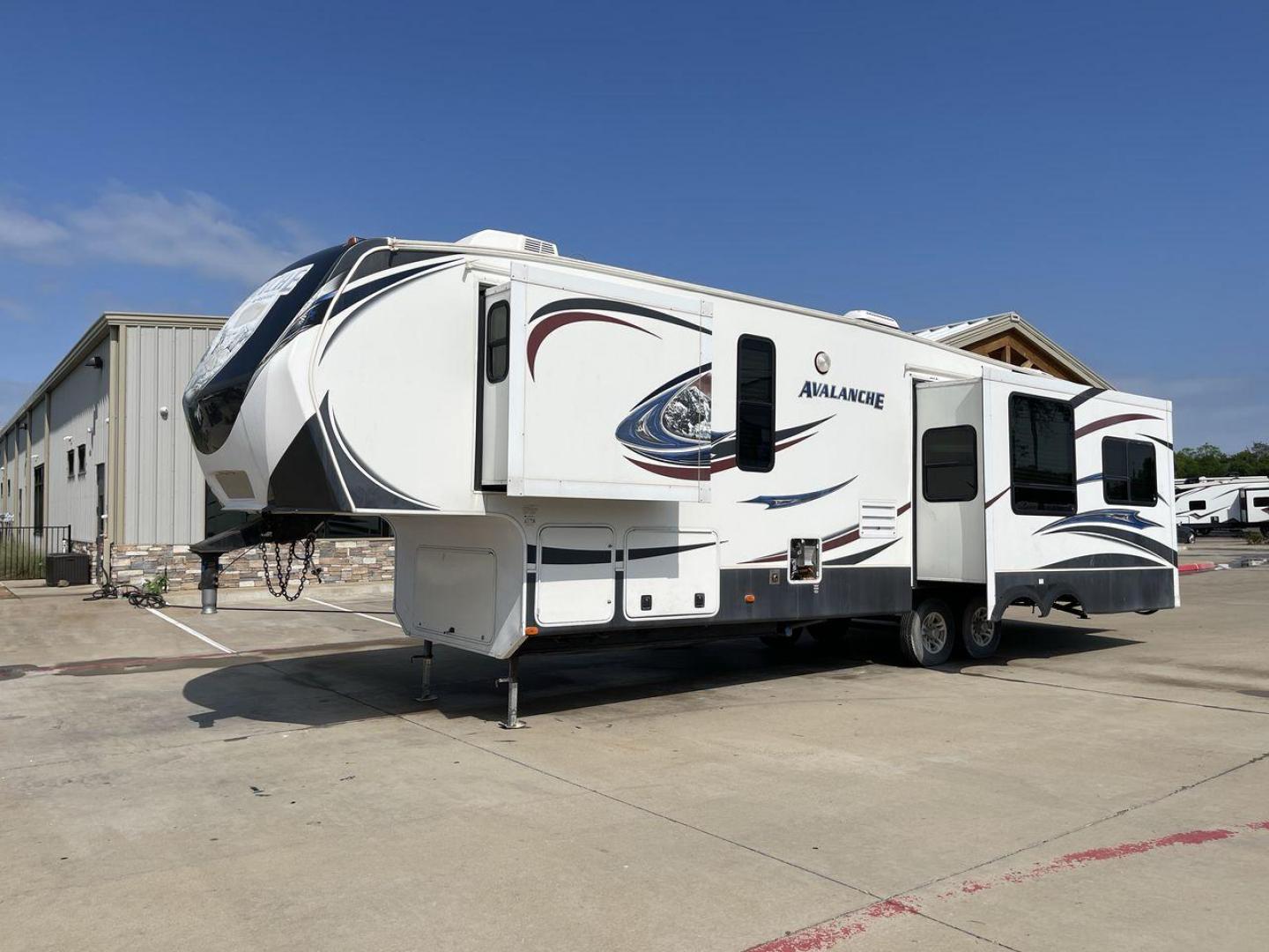 2014 KEYSTONE RV AVALANCHE 345TG (4YDF34521EE) , Length: 37.92 ft. | Dry Weight: 11,417 lbs. | Gross Weight: 14,140 lbs. | Slides: 3 transmission, located at 4319 N Main Street, Cleburne, TX, 76033, (817) 221-0660, 32.435829, -97.384178 - Set out on an adventure filled with luxury and comfort in the 2014 Keystone Avalanche 345TG, a fifth wheel crafted to elevate your RV experience. With its 37.92-foot size, this model seamlessly blends sophisticated design with functional features, making it an ideal sanctuary for your travels. Built - Photo#24