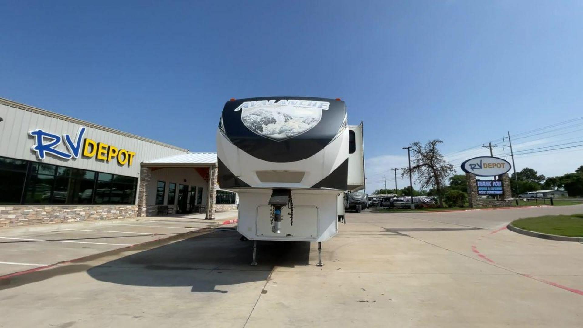 2014 KEYSTONE RV AVALANCHE 345TG (4YDF34521EE) , Length: 37.92 ft. | Dry Weight: 11,417 lbs. | Gross Weight: 14,140 lbs. | Slides: 3 transmission, located at 4319 N Main Street, Cleburne, TX, 76033, (817) 221-0660, 32.435829, -97.384178 - Set out on an adventure filled with luxury and comfort in the 2014 Keystone Avalanche 345TG, a fifth wheel crafted to elevate your RV experience. With its 37.92-foot size, this model seamlessly blends sophisticated design with functional features, making it an ideal sanctuary for your travels. Built - Photo#4