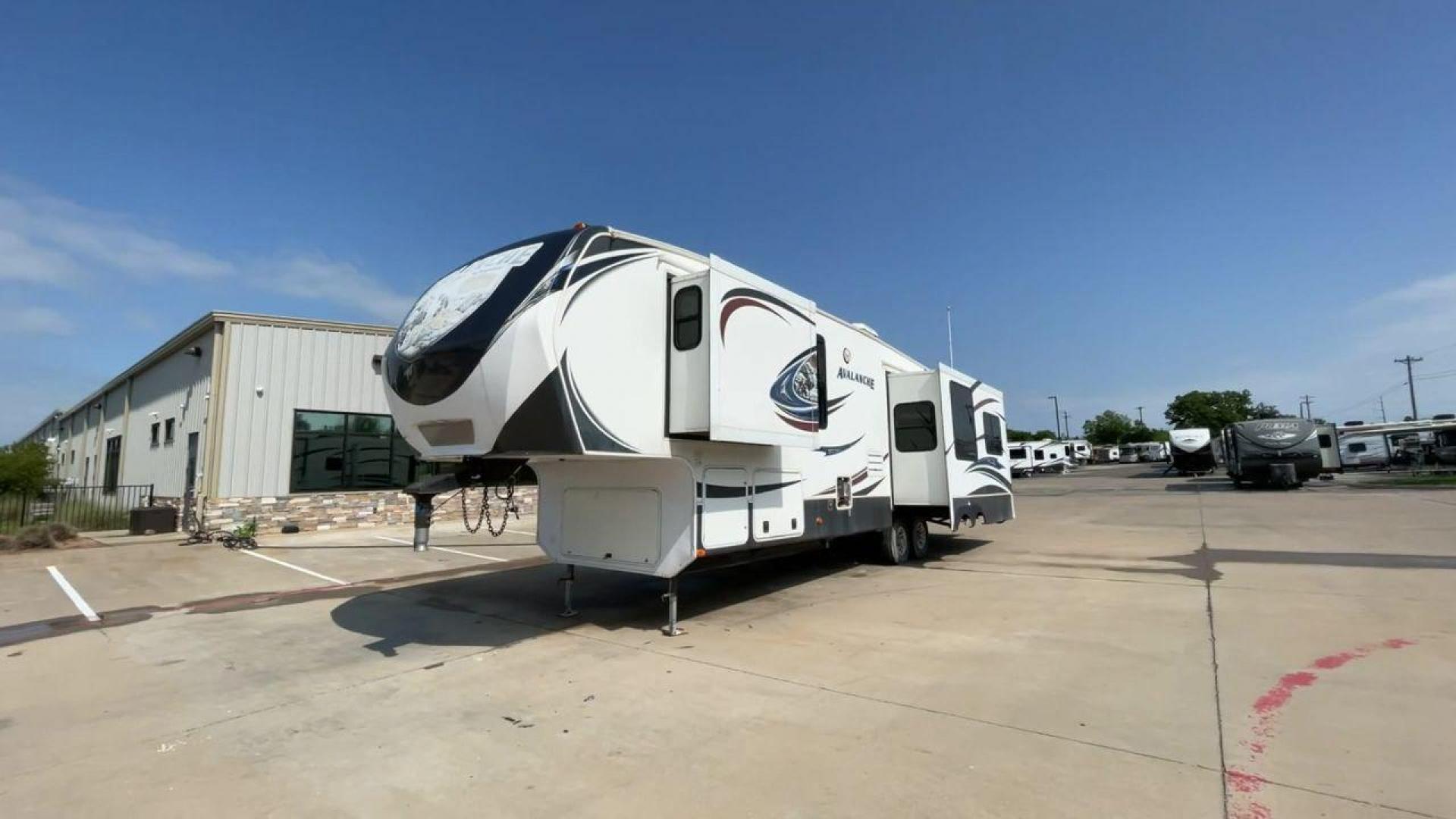 2014 KEYSTONE RV AVALANCHE 345TG (4YDF34521EE) , Length: 37.92 ft. | Dry Weight: 11,417 lbs. | Gross Weight: 14,140 lbs. | Slides: 3 transmission, located at 4319 N Main Street, Cleburne, TX, 76033, (817) 221-0660, 32.435829, -97.384178 - Set out on an adventure filled with luxury and comfort in the 2014 Keystone Avalanche 345TG, a fifth wheel crafted to elevate your RV experience. With its 37.92-foot size, this model seamlessly blends sophisticated design with functional features, making it an ideal sanctuary for your travels. Built - Photo#5