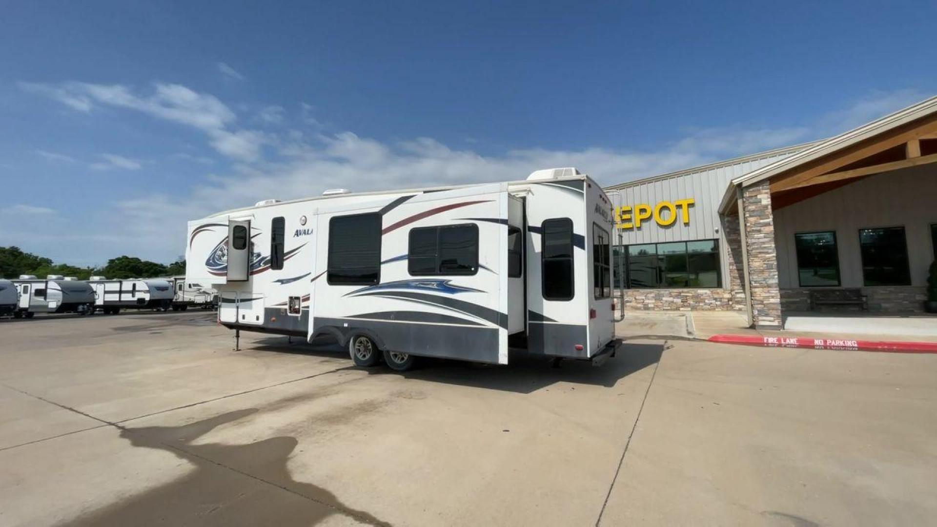 2014 KEYSTONE RV AVALANCHE 345TG (4YDF34521EE) , Length: 37.92 ft. | Dry Weight: 11,417 lbs. | Gross Weight: 14,140 lbs. | Slides: 3 transmission, located at 4319 N Main Street, Cleburne, TX, 76033, (817) 221-0660, 32.435829, -97.384178 - Set out on an adventure filled with luxury and comfort in the 2014 Keystone Avalanche 345TG, a fifth wheel crafted to elevate your RV experience. With its 37.92-foot size, this model seamlessly blends sophisticated design with functional features, making it an ideal sanctuary for your travels. Built - Photo#7