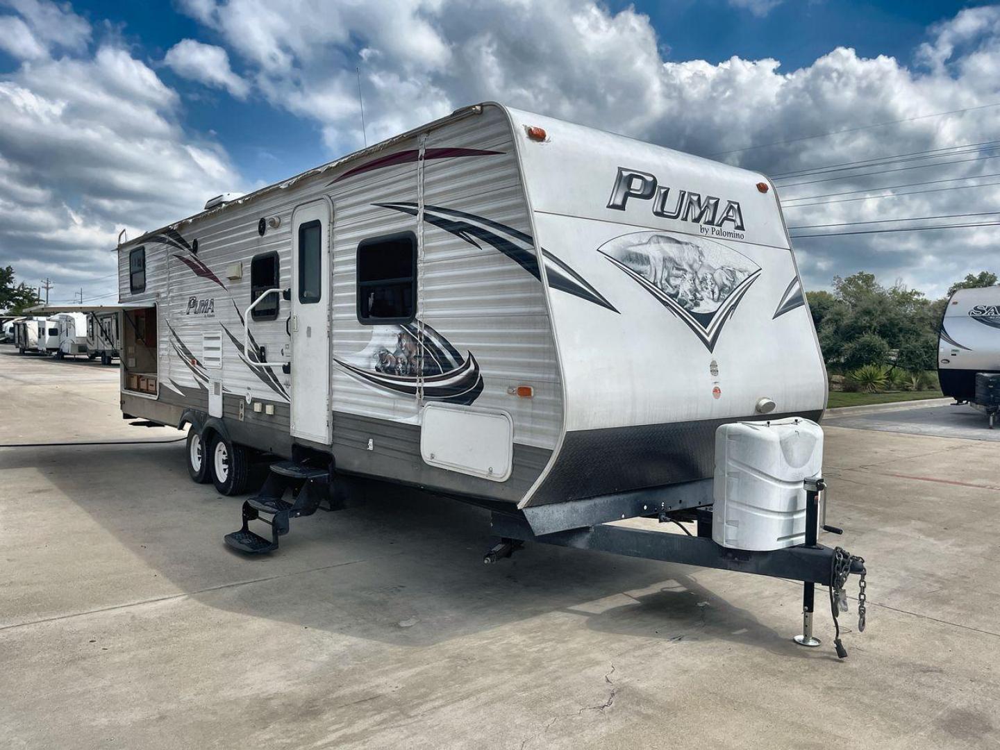 2014 PALOMINO PUMA PT30DBSS (4X4TPUF21EP) , Length: 33.5 ft. | Dry Weight: 6,675 lbs. | Gross Weight: 9,588 lbs. | Slides: 1 transmission, located at 4319 N Main Street, Cleburne, TX, 76033, (817) 221-0660, 32.435829, -97.384178 - Photo#10