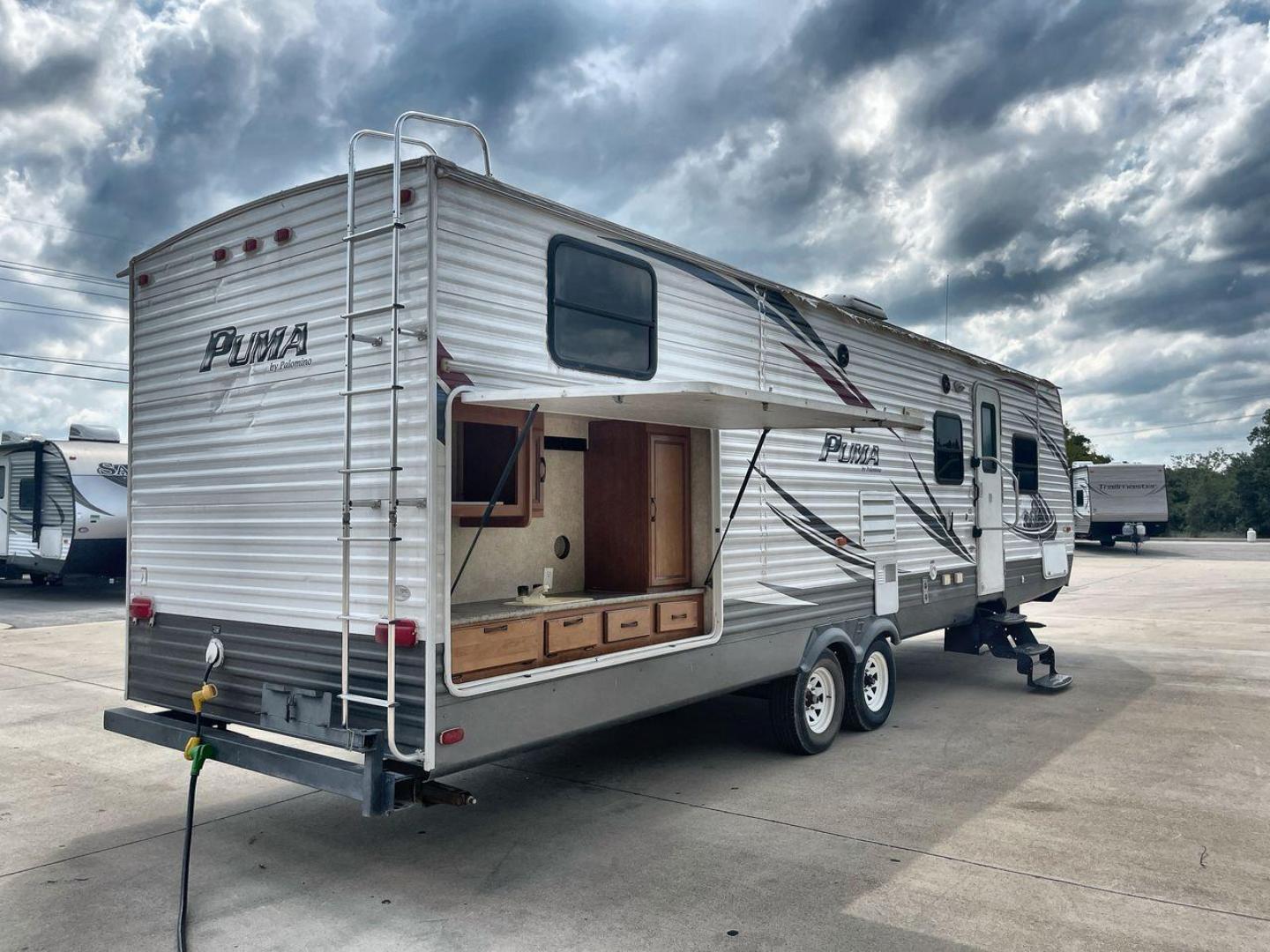 2014 PALOMINO PUMA PT30DBSS (4X4TPUF21EP) , Length: 33.5 ft. | Dry Weight: 6,675 lbs. | Gross Weight: 9,588 lbs. | Slides: 1 transmission, located at 4319 N Main Street, Cleburne, TX, 76033, (817) 221-0660, 32.435829, -97.384178 - Photo#12