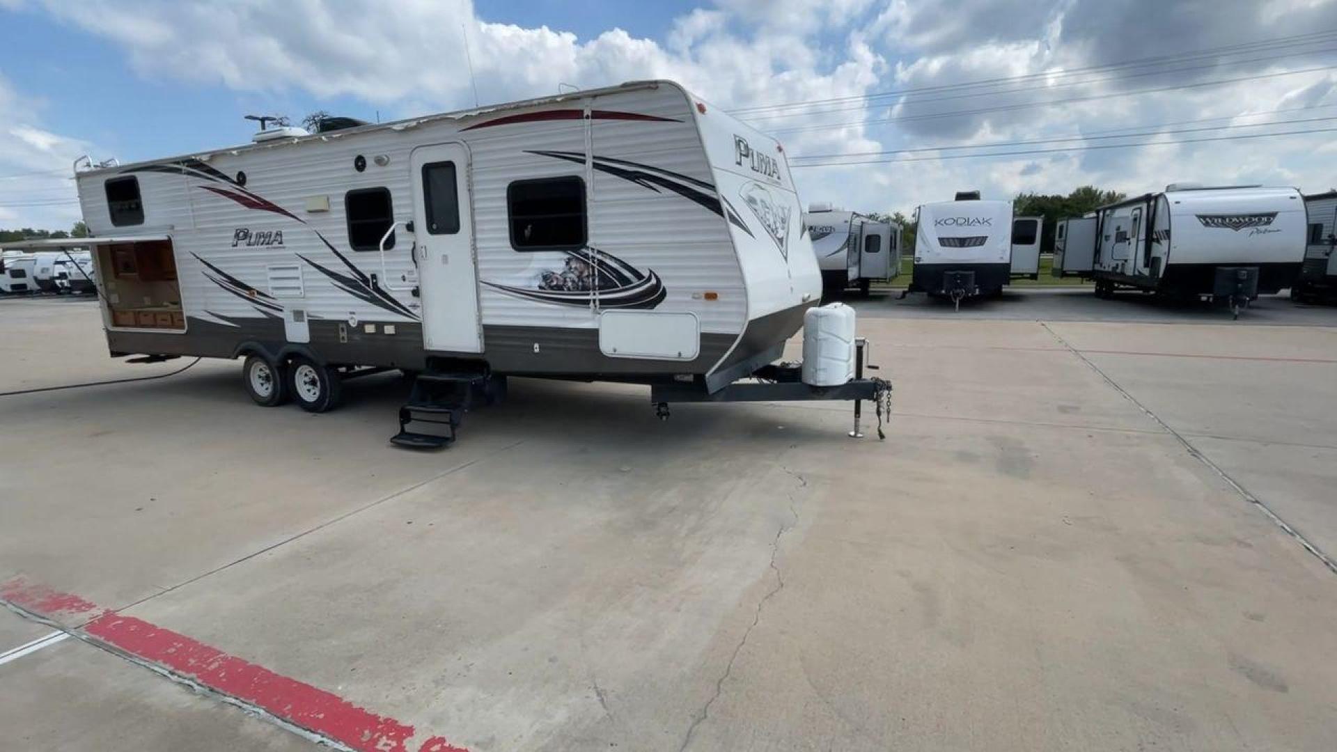 2014 PALOMINO PUMA PT30DBSS (4X4TPUF21EP) , Length: 33.5 ft. | Dry Weight: 6,675 lbs. | Gross Weight: 9,588 lbs. | Slides: 1 transmission, located at 4319 N Main Street, Cleburne, TX, 76033, (817) 221-0660, 32.435829, -97.384178 - Photo#3