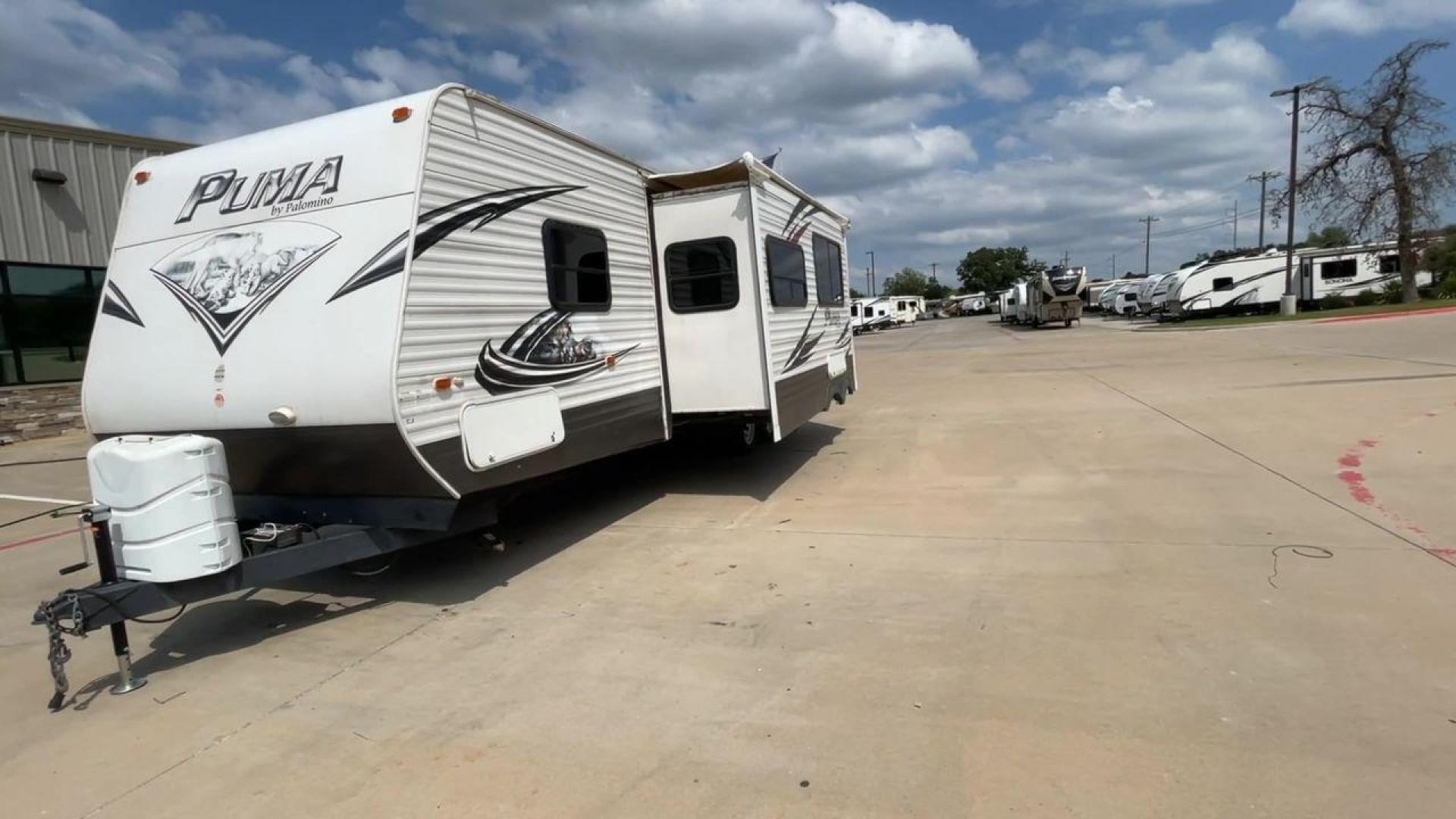 2014 PALOMINO PUMA PT30DBSS (4X4TPUF21EP) , Length: 33.5 ft. | Dry Weight: 6,675 lbs. | Gross Weight: 9,588 lbs. | Slides: 1 transmission, located at 4319 N Main Street, Cleburne, TX, 76033, (817) 221-0660, 32.435829, -97.384178 - Photo#5