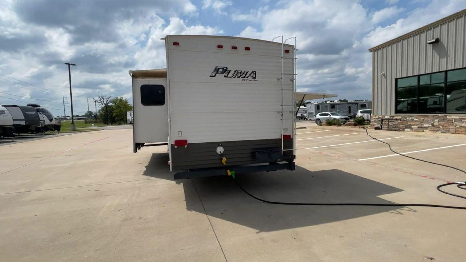 2014 PALOMINO PUMA PT30DBSS (4X4TPUF21EP) , Length: 33.5 ft. | Dry Weight: 6,675 lbs. | Gross Weight: 9,588 lbs. | Slides: 1 transmission, located at 4319 N Main Street, Cleburne, TX, 76033, (817) 221-0660, 32.435829, -97.384178 - Photo#8