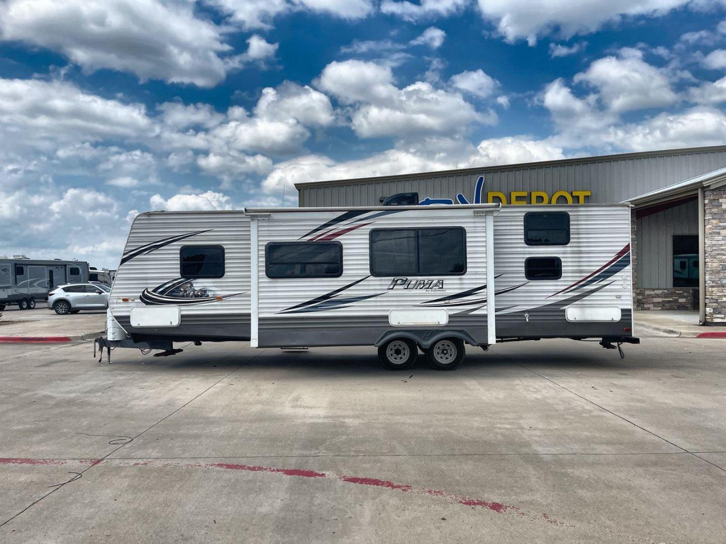 2014 PALOMINO PUMA PT30DBSS (4X4TPUF21EP) , Length: 33.5 ft. | Dry Weight: 6,675 lbs. | Gross Weight: 9,588 lbs. | Slides: 1 transmission, located at 4319 N Main Street, Cleburne, TX, 76033, (817) 221-0660, 32.435829, -97.384178 - Photo#24