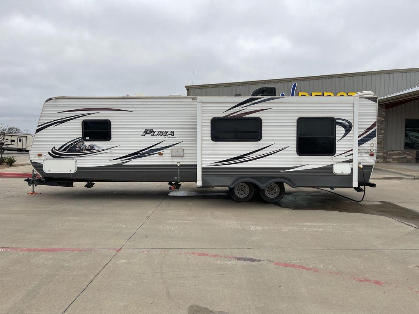 2014 WHITE PUMA 30RKSS (4X4TPUF23EP) , Length: 32.75 ft. | Dry Weight: 6,670 lbs. | Gross Weight: 9,827 lbs. | Slides: 1 transmission, located at 4319 N Main Street, Cleburne, TX, 76033, (817) 221-0660, 32.435829, -97.384178 - Looking for a travel trailer that offers comfort, convenience, and style? Look no further than this 2014 PUMA 30RKSS available at RV Depot in Cleburne, TX. With its spacious interior, sleek white exterior, and rear living layout, this travel trailer is perfect for your next adventure. The PUMA 30RK - Photo#23