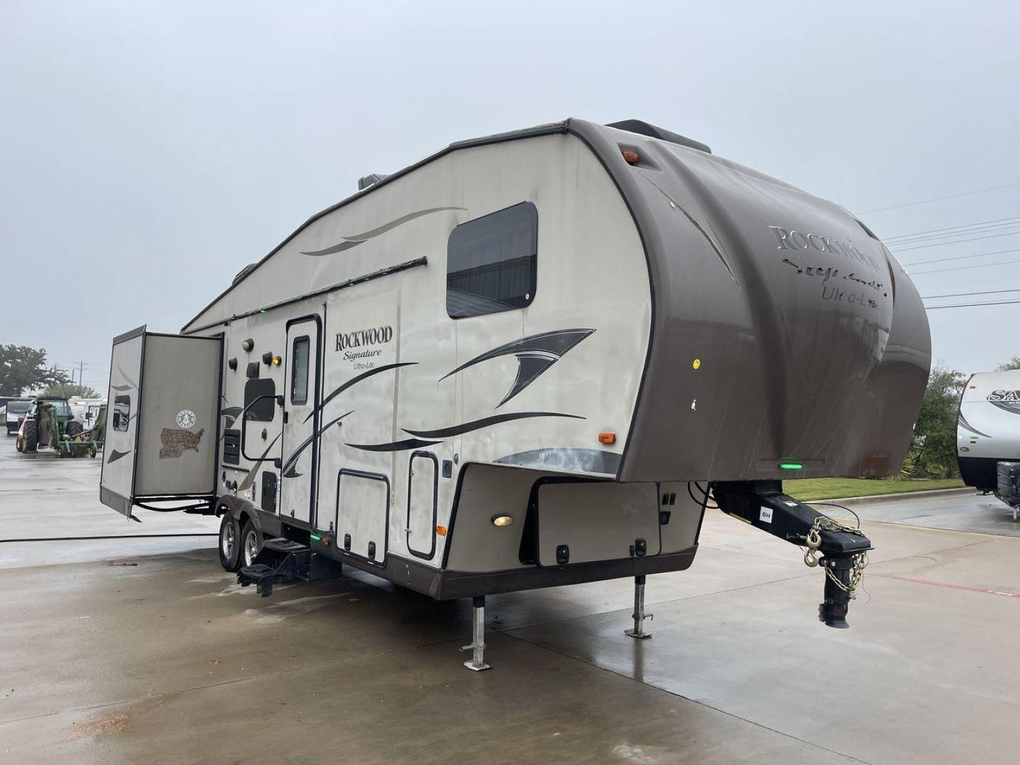 2014 TAN ROCKWOOD SIGNATURE 8281WS (4X4FRLD22E1) , Length: 31.92 ft. | Dry Weight: 7,849 lbs. | Slides: 3 transmission, located at 4319 N Main Street, Cleburne, TX, 76033, (817) 221-0660, 32.435829, -97.384178 - ARKANSAS TITLE, WILL NEED ORIGINAL INSPECTION - Photo#22