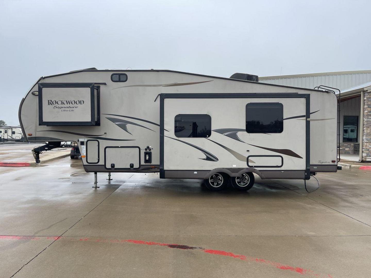 2014 TAN ROCKWOOD SIGNATURE 8281WS (4X4FRLD22E1) , Length: 31.92 ft. | Dry Weight: 7,849 lbs. | Slides: 3 transmission, located at 4319 N Main Street, Cleburne, TX, 76033, (817) 221-0660, 32.435829, -97.384178 - ARKANSAS TITLE, WILL NEED ORIGINAL INSPECTION - Photo#23