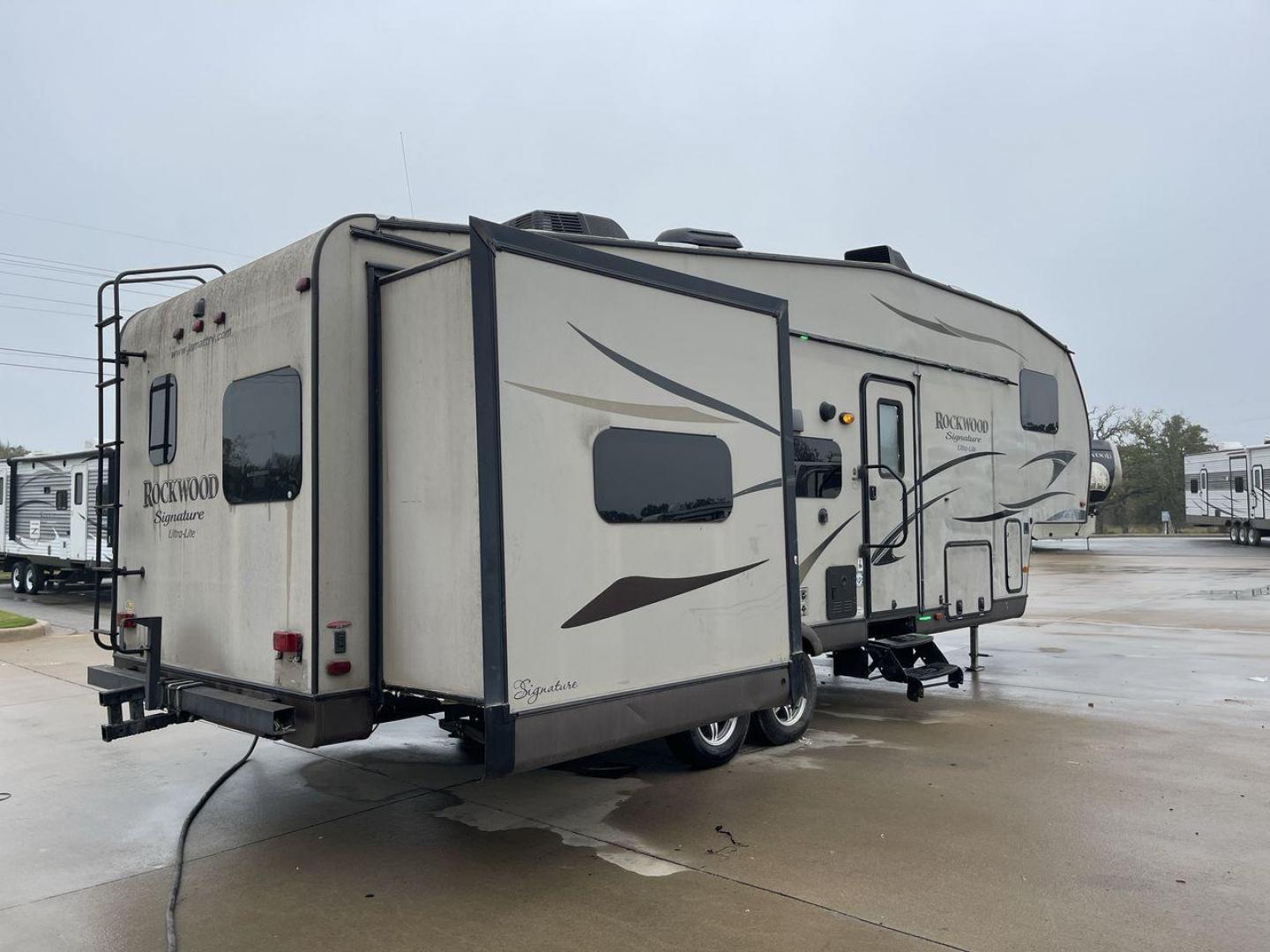 2014 TAN ROCKWOOD SIGNATURE 8281WS (4X4FRLD22E1) , Length: 31.92 ft. | Dry Weight: 7,849 lbs. | Slides: 3 transmission, located at 4319 N Main Street, Cleburne, TX, 76033, (817) 221-0660, 32.435829, -97.384178 - ARKANSAS TITLE, WILL NEED ORIGINAL INSPECTION - Photo#24