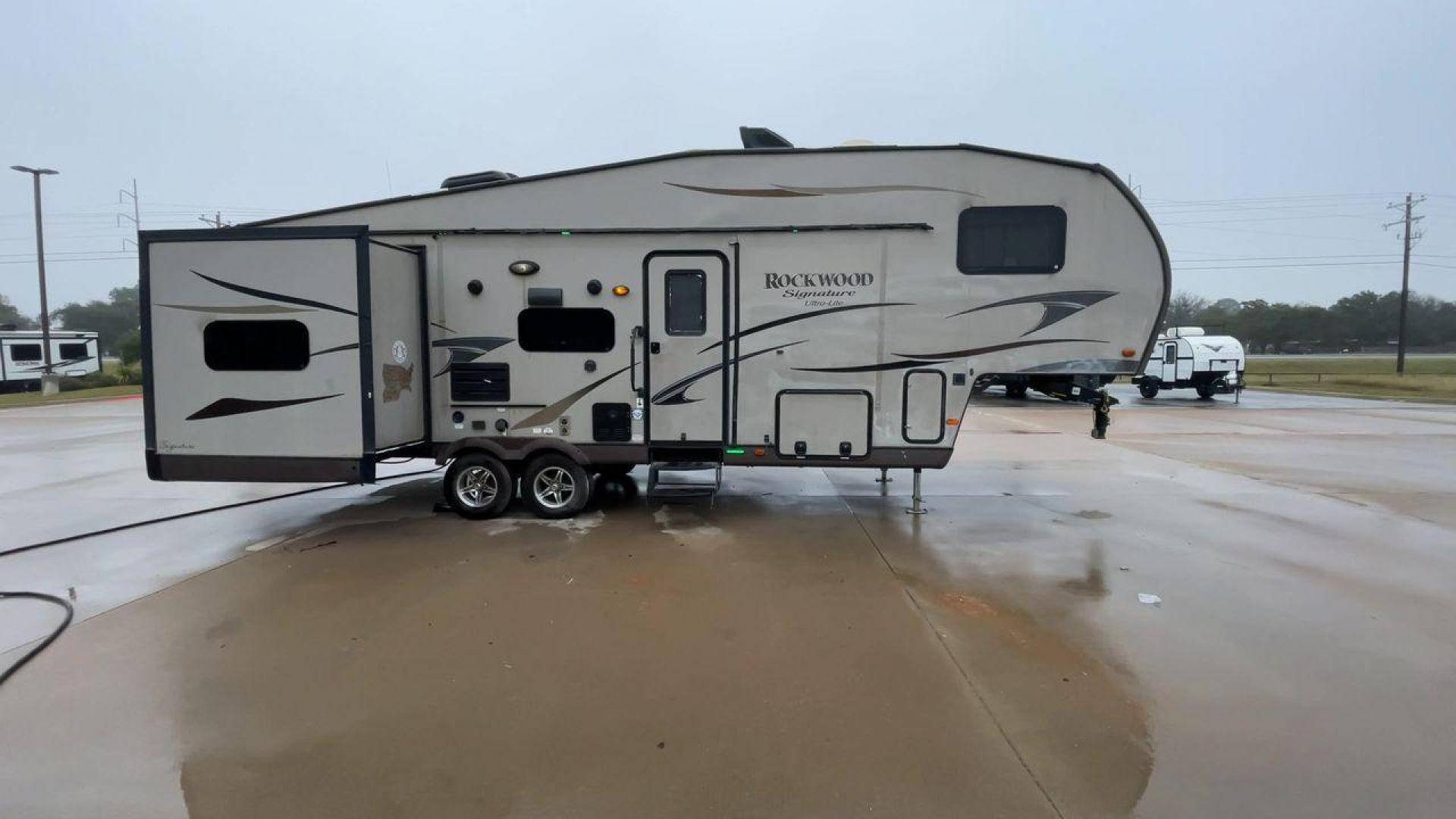 2014 TAN ROCKWOOD SIGNATURE 8281WS (4X4FRLD22E1) , Length: 31.92 ft. | Dry Weight: 7,849 lbs. | Slides: 3 transmission, located at 4319 N Main Street, Cleburne, TX, 76033, (817) 221-0660, 32.435829, -97.384178 - ARKANSAS TITLE, WILL NEED ORIGINAL INSPECTION - Photo#2