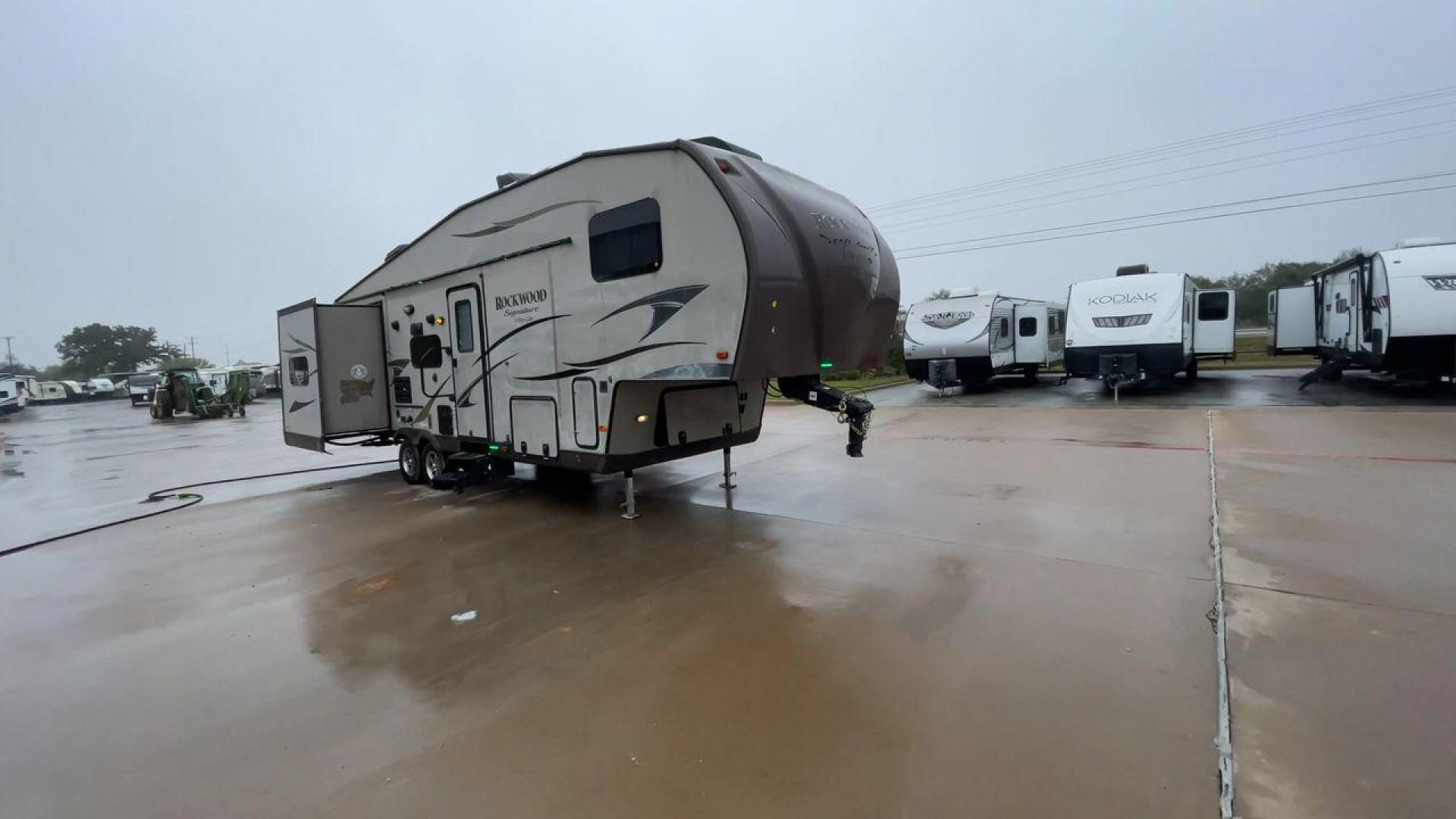 2014 TAN ROCKWOOD SIGNATURE 8281WS (4X4FRLD22E1) , Length: 31.92 ft. | Dry Weight: 7,849 lbs. | Slides: 3 transmission, located at 4319 N Main Street, Cleburne, TX, 76033, (817) 221-0660, 32.435829, -97.384178 - ARKANSAS TITLE, WILL NEED ORIGINAL INSPECTION - Photo#3