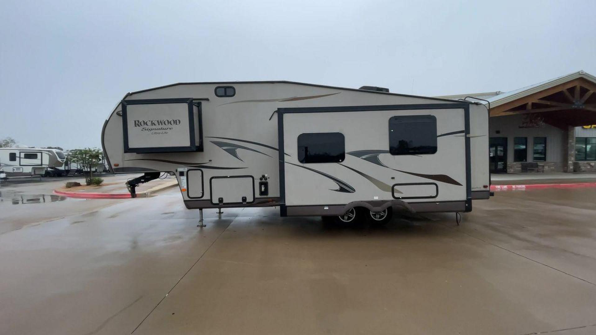 2014 TAN ROCKWOOD SIGNATURE 8281WS (4X4FRLD22E1) , Length: 31.92 ft. | Dry Weight: 7,849 lbs. | Slides: 3 transmission, located at 4319 N Main Street, Cleburne, TX, 76033, (817) 221-0660, 32.435829, -97.384178 - ARKANSAS TITLE, WILL NEED ORIGINAL INSPECTION - Photo#6