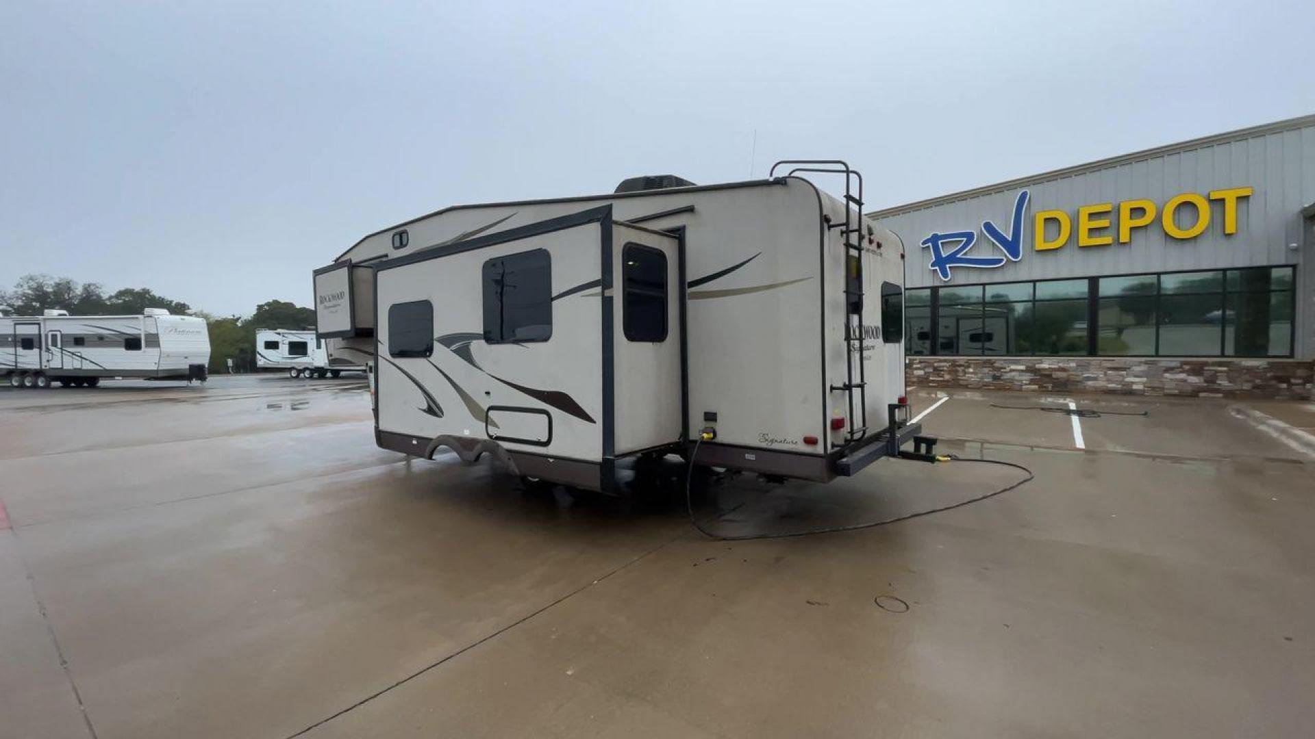 2014 TAN ROCKWOOD SIGNATURE 8281WS (4X4FRLD22E1) , Length: 31.92 ft. | Dry Weight: 7,849 lbs. | Slides: 3 transmission, located at 4319 N Main Street, Cleburne, TX, 76033, (817) 221-0660, 32.435829, -97.384178 - ARKANSAS TITLE, WILL NEED ORIGINAL INSPECTION - Photo#7