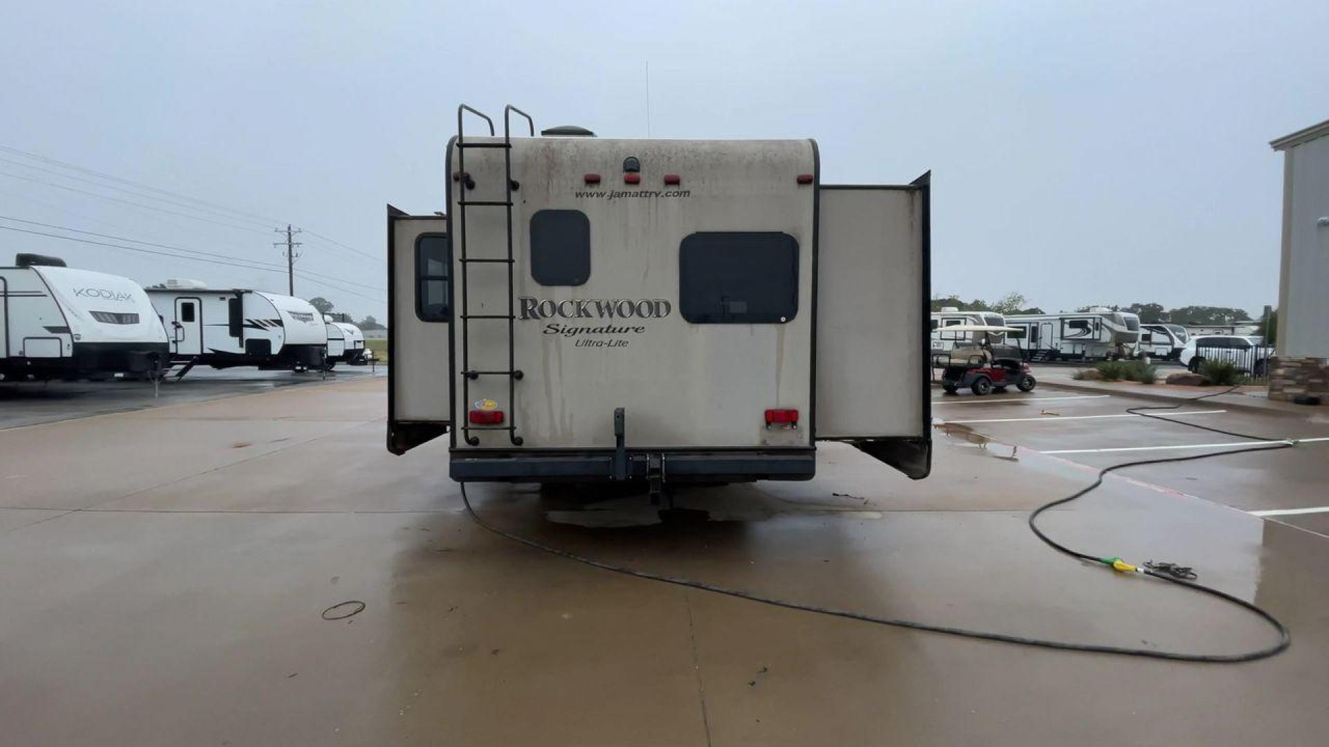 2014 TAN ROCKWOOD SIGNATURE 8281WS (4X4FRLD22E1) , Length: 31.92 ft. | Dry Weight: 7,849 lbs. | Slides: 3 transmission, located at 4319 N Main Street, Cleburne, TX, 76033, (817) 221-0660, 32.435829, -97.384178 - ARKANSAS TITLE, WILL NEED ORIGINAL INSPECTION - Photo#8