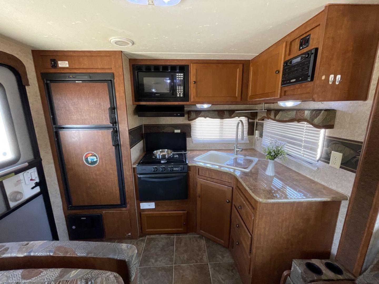 2014 SKYLINE WEEKENDER 260 - (1SE200M24EC) , located at 4319 N Main Street, Cleburne, TX, 76033, (817) 221-0660, 32.435829, -97.384178 - Photo#10