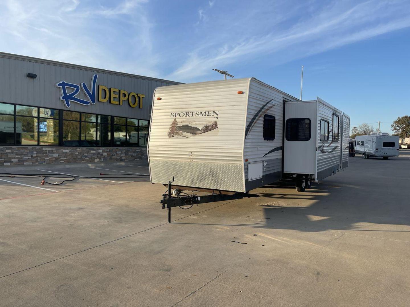 2014 WHITE SPORTSMEN 322BHK - (4EZTS3226E5) , Length: 34.42 ft | Dry Weight: 7,060 lbs | Gross Weight: 8,800 lbs | Slides: 2 transmission, located at 4319 N Main Street, Cleburne, TX, 76033, (817) 221-0660, 32.435829, -97.384178 - Looking for a spacious and comfortable travel trailer bunk house in Cleburne, TX? Look no further than this 2014 SPORTSMEN 322BHK available at RV Depot. With a price of $23,995, this travel trailer offers great value for money. Located in Cleburne, TX, RV Depot is a trusted dealership known for it - Photo#0