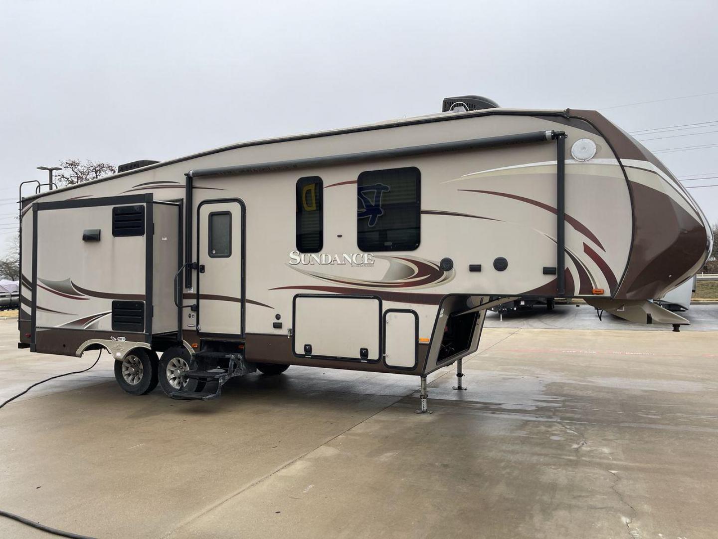 2014 TAN SUNDANCE 2880RLT (5SFSG3320EE) , Length: 32.2 ft. | Dry Weight: 9,750 lbs. | Gross Weight: 13,800 lbs. | Slides: 3 transmission, located at 4319 N Main Street, Cleburne, TX, 76033, (817) 221-0660, 32.435829, -97.384178 - This 2014 Sundance Fifth Wheel is just over 32 feet long and 8 feet wide. It has a GVWR of 13,800 lbs and a hitch weight of 2,220 lbs. The exterior of this fifth wheel is a stylish grey with brown, white, and beige decals. This model also has three slides and a 16-foot power-retractable awning. The - Photo#21