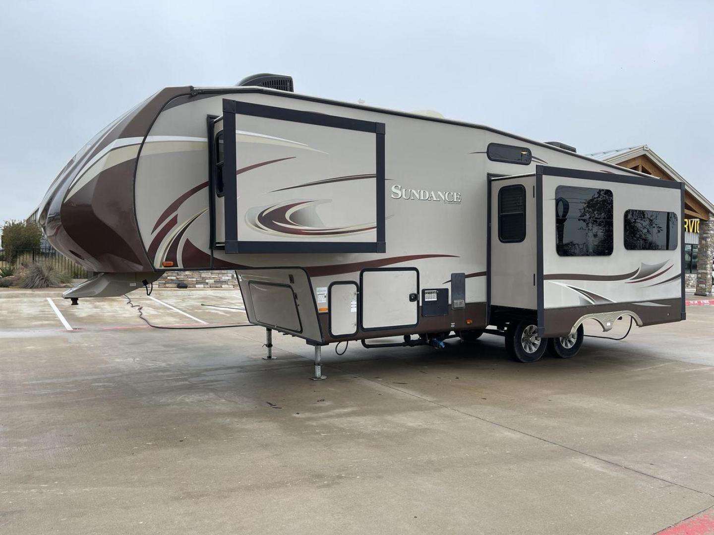 2014 TAN SUNDANCE 2880RLT (5SFSG3320EE) , Length: 32.2 ft. | Dry Weight: 9,750 lbs. | Gross Weight: 13,800 lbs. | Slides: 3 transmission, located at 4319 N Main Street, Cleburne, TX, 76033, (817) 221-0660, 32.435829, -97.384178 - This 2014 Sundance Fifth Wheel is just over 32 feet long and 8 feet wide. It has a GVWR of 13,800 lbs and a hitch weight of 2,220 lbs. The exterior of this fifth wheel is a stylish grey with brown, white, and beige decals. This model also has three slides and a 16-foot power-retractable awning. The - Photo#22