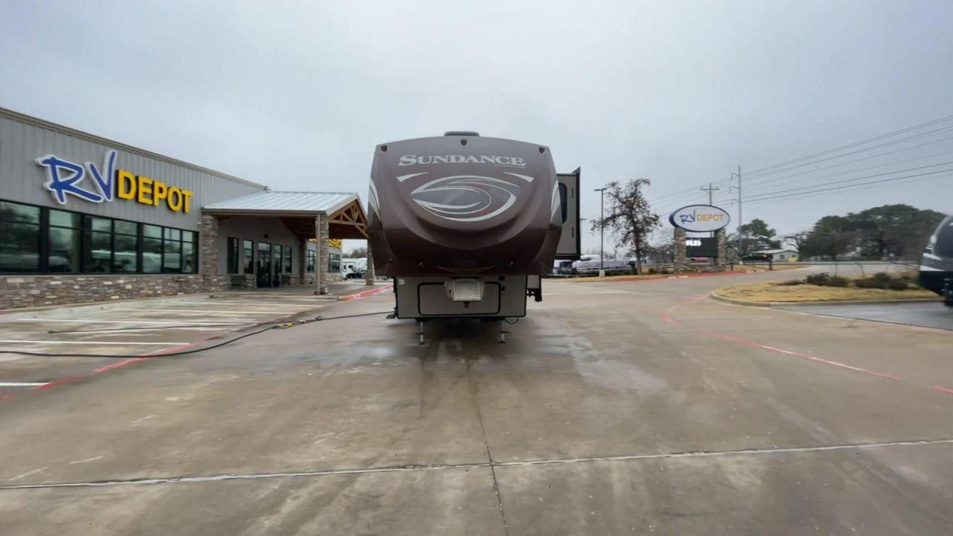 2014 TAN SUNDANCE 2880RLT (5SFSG3320EE) , Length: 32.2 ft. | Dry Weight: 9,750 lbs. | Gross Weight: 13,800 lbs. | Slides: 3 transmission, located at 4319 N Main Street, Cleburne, TX, 76033, (817) 221-0660, 32.435829, -97.384178 - This 2014 Sundance Fifth Wheel is just over 32 feet long and 8 feet wide. It has a GVWR of 13,800 lbs and a hitch weight of 2,220 lbs. The exterior of this fifth wheel is a stylish grey with brown, white, and beige decals. This model also has three slides and a 16-foot power-retractable awning. The - Photo#4