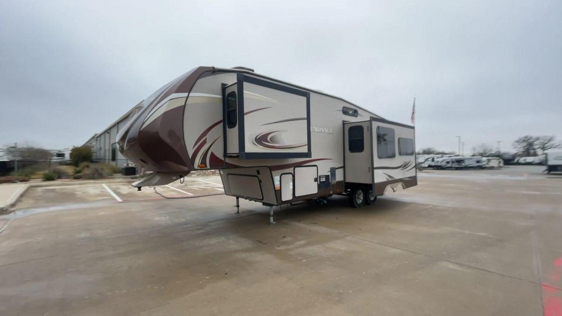 2014 TAN SUNDANCE 2880RLT (5SFSG3320EE) , Length: 32.2 ft. | Dry Weight: 9,750 lbs. | Gross Weight: 13,800 lbs. | Slides: 3 transmission, located at 4319 N Main Street, Cleburne, TX, 76033, (817) 221-0660, 32.435829, -97.384178 - This 2014 Sundance Fifth Wheel is just over 32 feet long and 8 feet wide. It has a GVWR of 13,800 lbs and a hitch weight of 2,220 lbs. The exterior of this fifth wheel is a stylish grey with brown, white, and beige decals. This model also has three slides and a 16-foot power-retractable awning. The - Photo#5