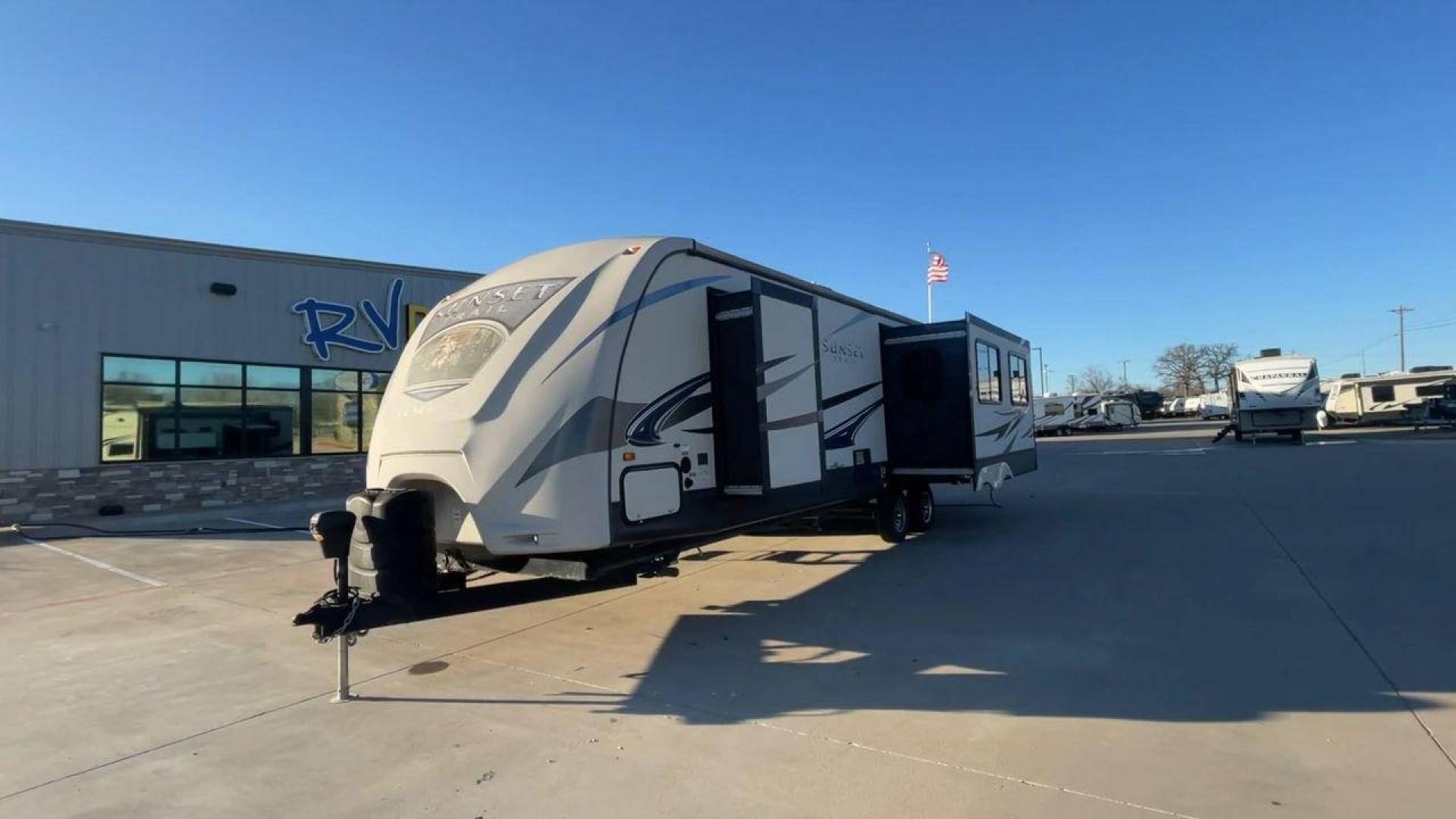 2014 TAN SUNSET TRAIL 32RL (4V0TC3224EG) , Length: 35.92 ft. | Dry Weight: 7,573 lbs. | Gross Weight: 9,798 lbs. | Slides: 3 transmission, located at 4319 N Main Street, Cleburne, TX, 76033, (817) 221-0660, 32.435829, -97.384178 - The 2014 Sunset Trail 32RL is a reputable travel trailer known for its roomy and cozy interior. This travel trailer provides a warm sanctuary for vacationers and campers alike. It is ideal for folks who value a blend of contemporary conveniences and a comfortable home-away-from-home feeling. The dim - Photo#5