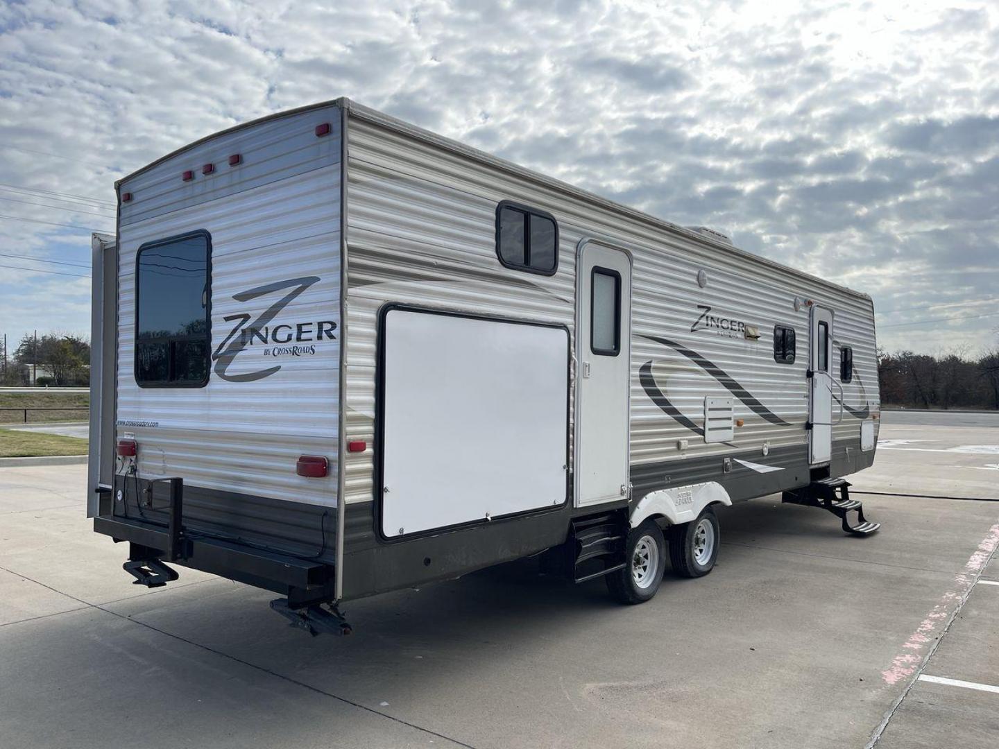 2014 TAN ZINGER 31SB (4V0TC3126EJ) , Length: 35.5 ft.| Dry Weight: 7,875 lbs. | Gross Weight: 9,671 lbs. | Slides: 2 transmission, located at 4319 N Main Street, Cleburne, TX, 76033, (817) 221-0660, 32.435829, -97.384178 - This 2014 CrossRoads Zinger 31SB travel trailer measures 35.5 feet. It is a dual axle, steel wheel setup with electric drum brakes. Its dry weight is 7,875 lbs. Its payload is 1,796 lbs, hitch weight is 1,071 lbs and the GVWR 9.671 lbs. The fiberglass exterior is painted white and tan with dark tan - Photo#24